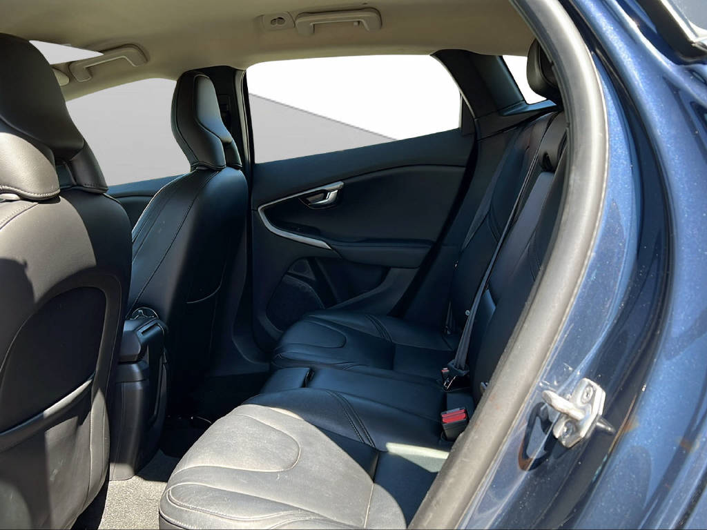 VOLVO V40 2.0 D3 Momentum S/S-image-12