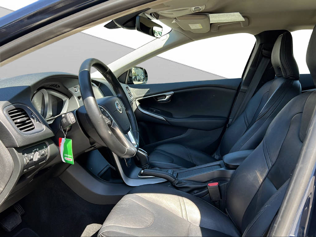 VOLVO V40 2.0 D3 Momentum S/S-image-10