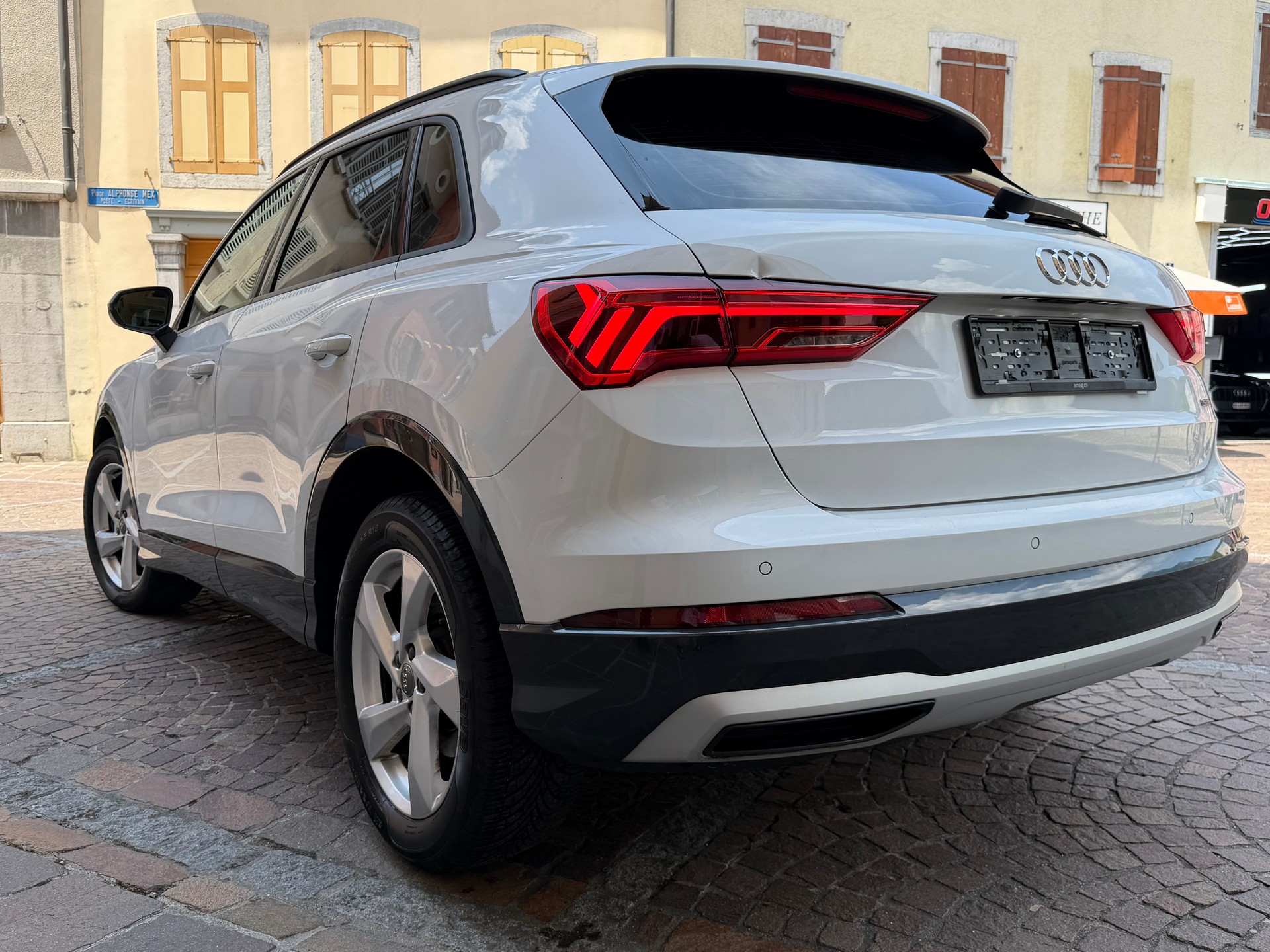 AUDI Q3 40 TFSI quattro S-tronic-image-6