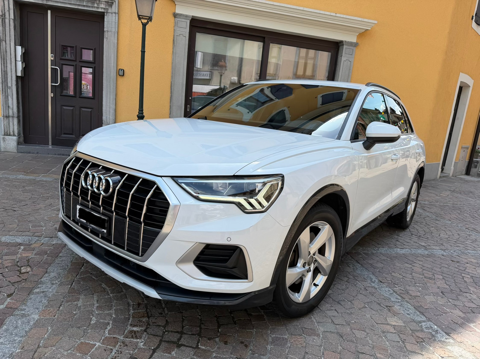 AUDI Q3 40 TFSI quattro S-tronic-image-1