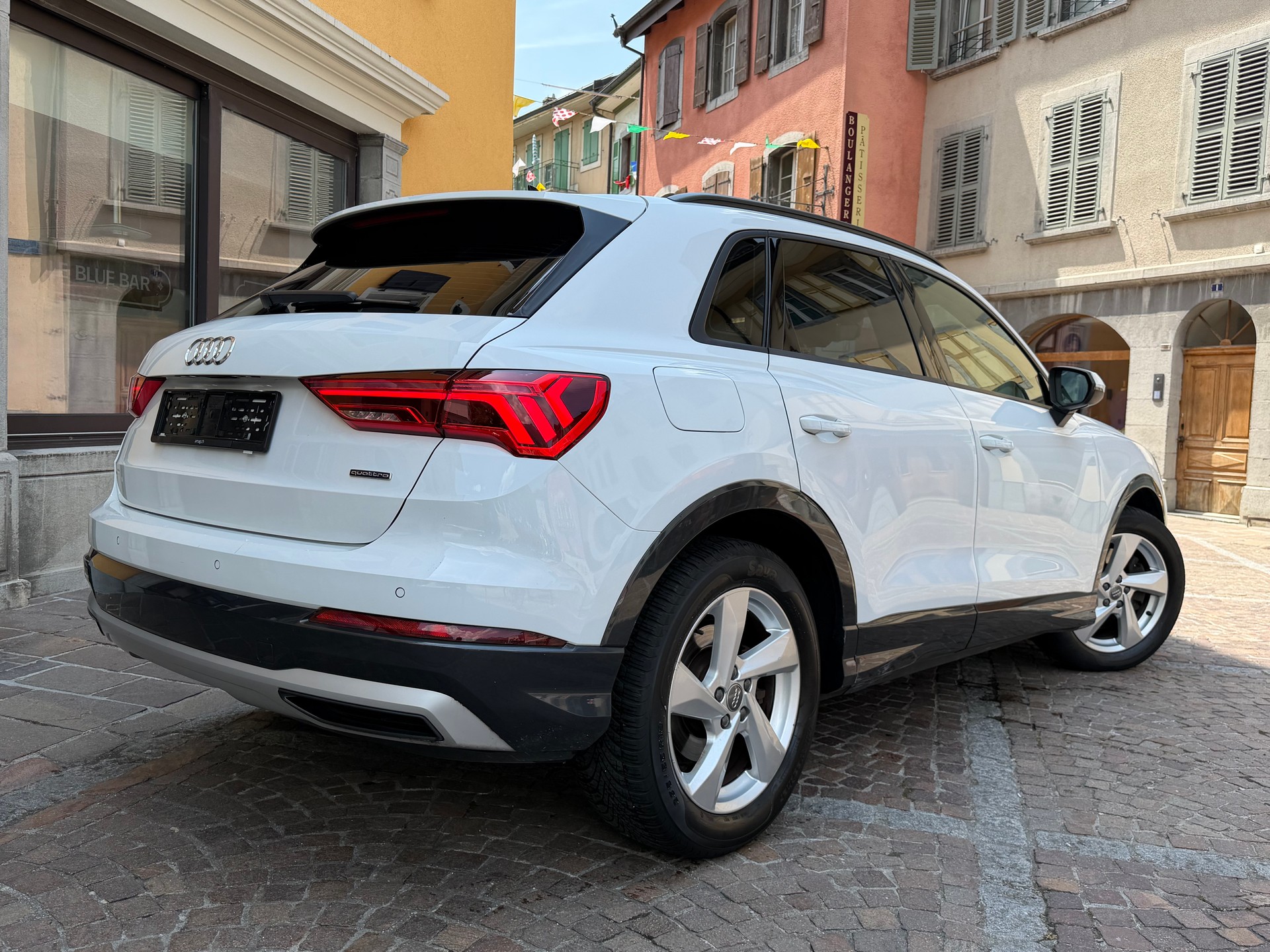 AUDI Q3 40 TFSI quattro S-tronic-image-4