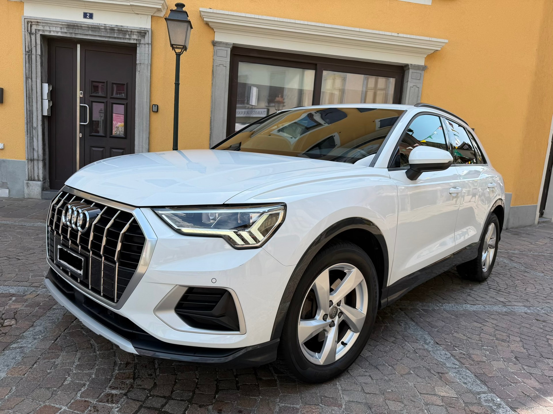 AUDI Q3 40 TFSI quattro S-tronic-image-5