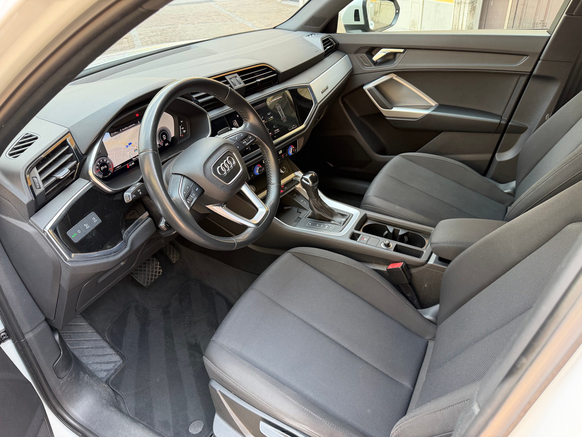 AUDI Q3 40 TFSI quattro S-tronic-image-2