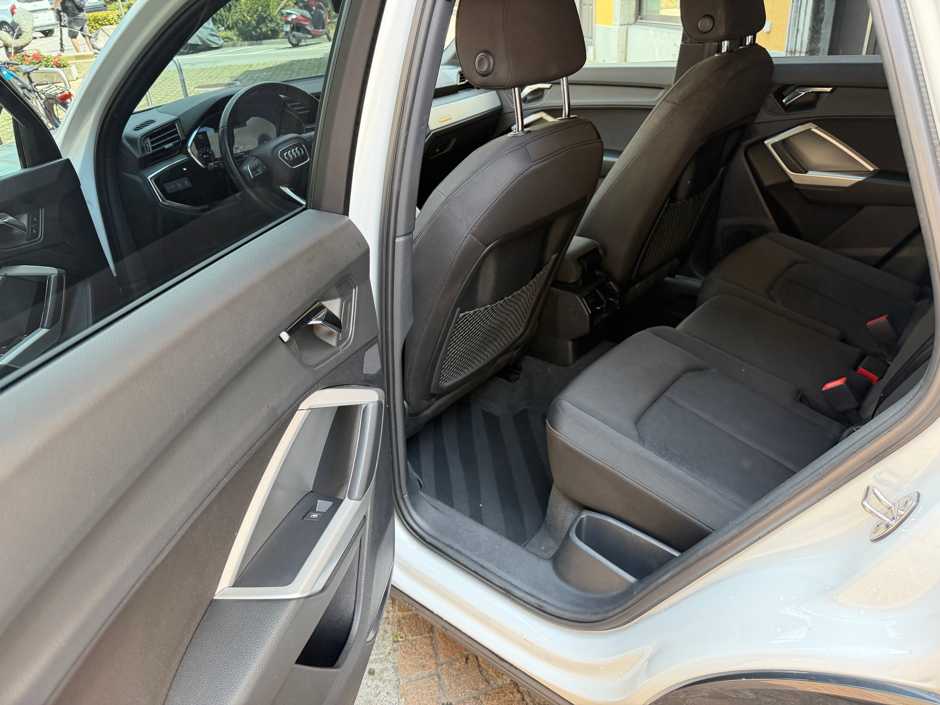 AUDI Q3 40 TFSI quattro S-tronic-image-3