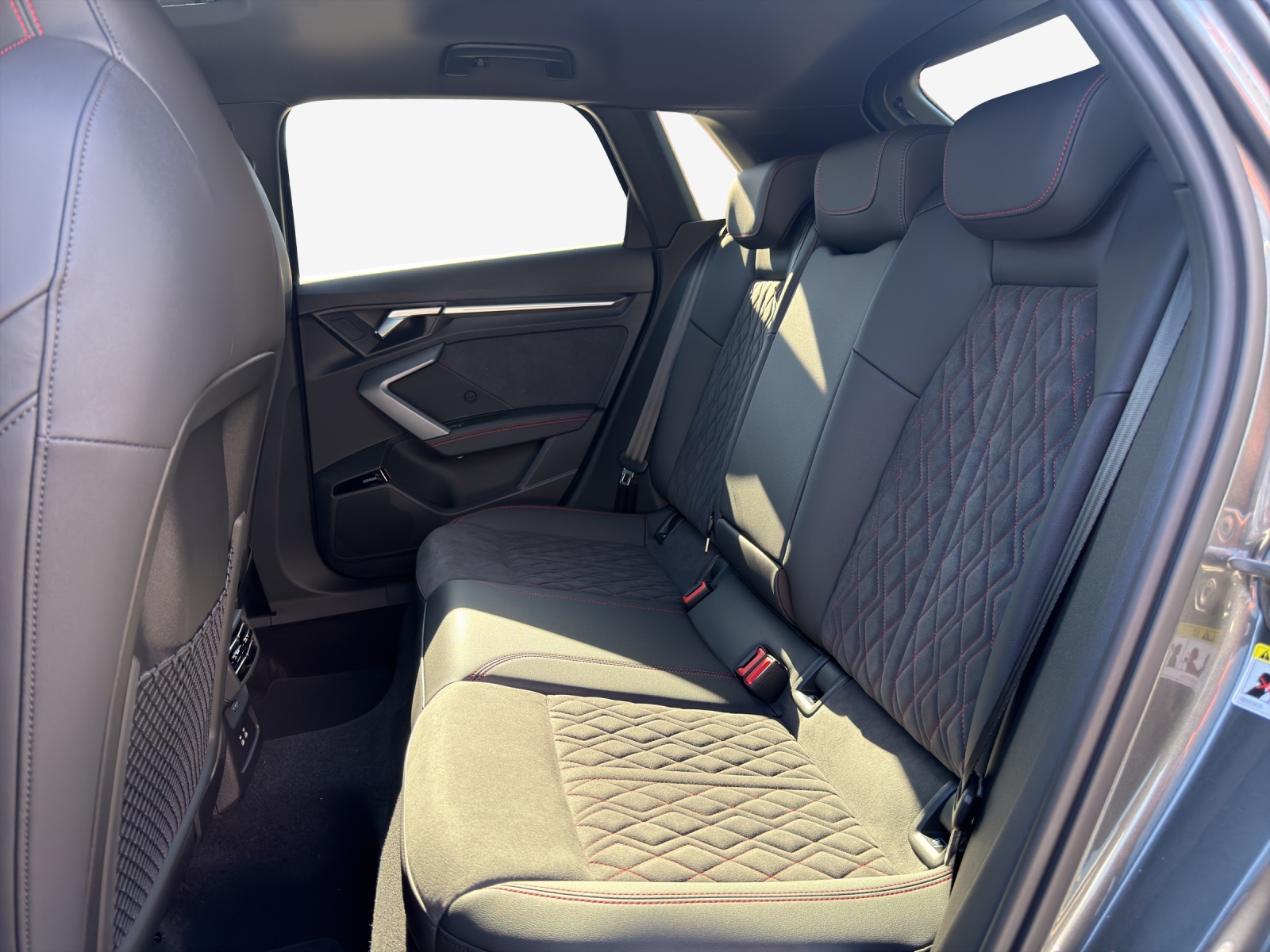 AUDI A3 Sportback TFSI 110 kW S line Attraction S tronic-image-11