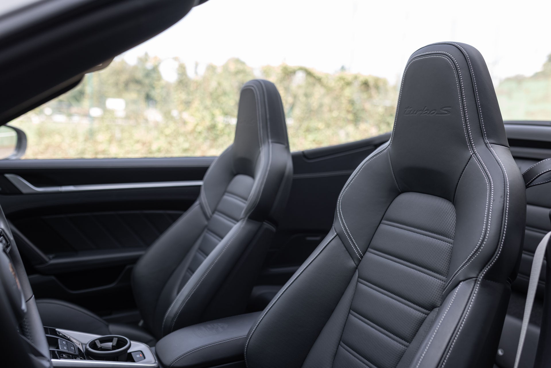 PORSCHE Turbo S Cabriolet PDK Kreide Sport Design PASM Sportfahrwerk-image-15