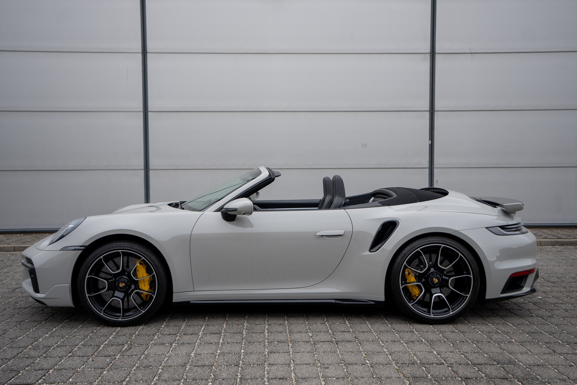 PORSCHE Turbo S Cabriolet PDK Kreide Sport Design PASM Sportfahrwerk-image-16
