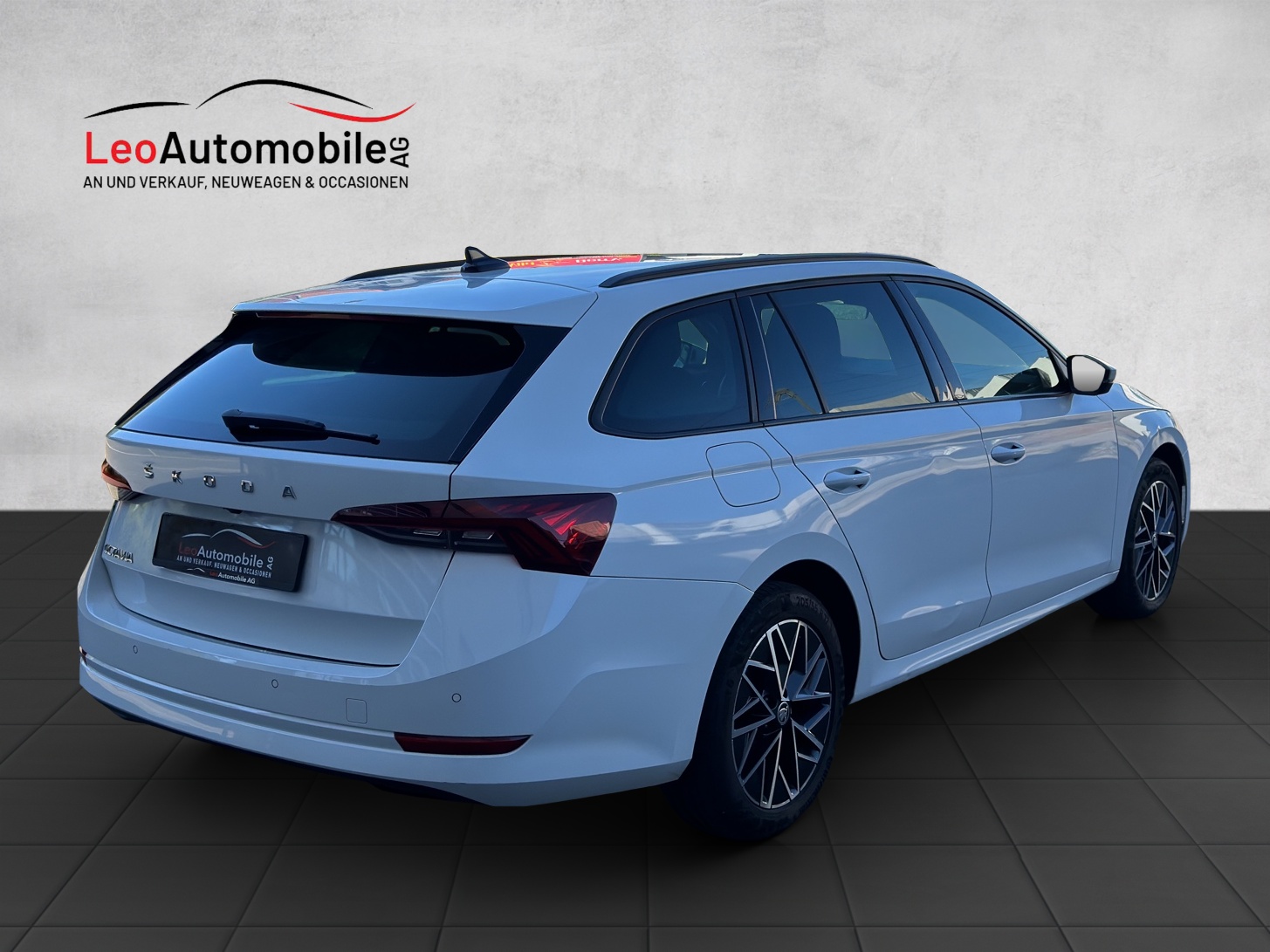 SKODA Octavia Combi 2.0 TDI DSG Style-showroom-element-1