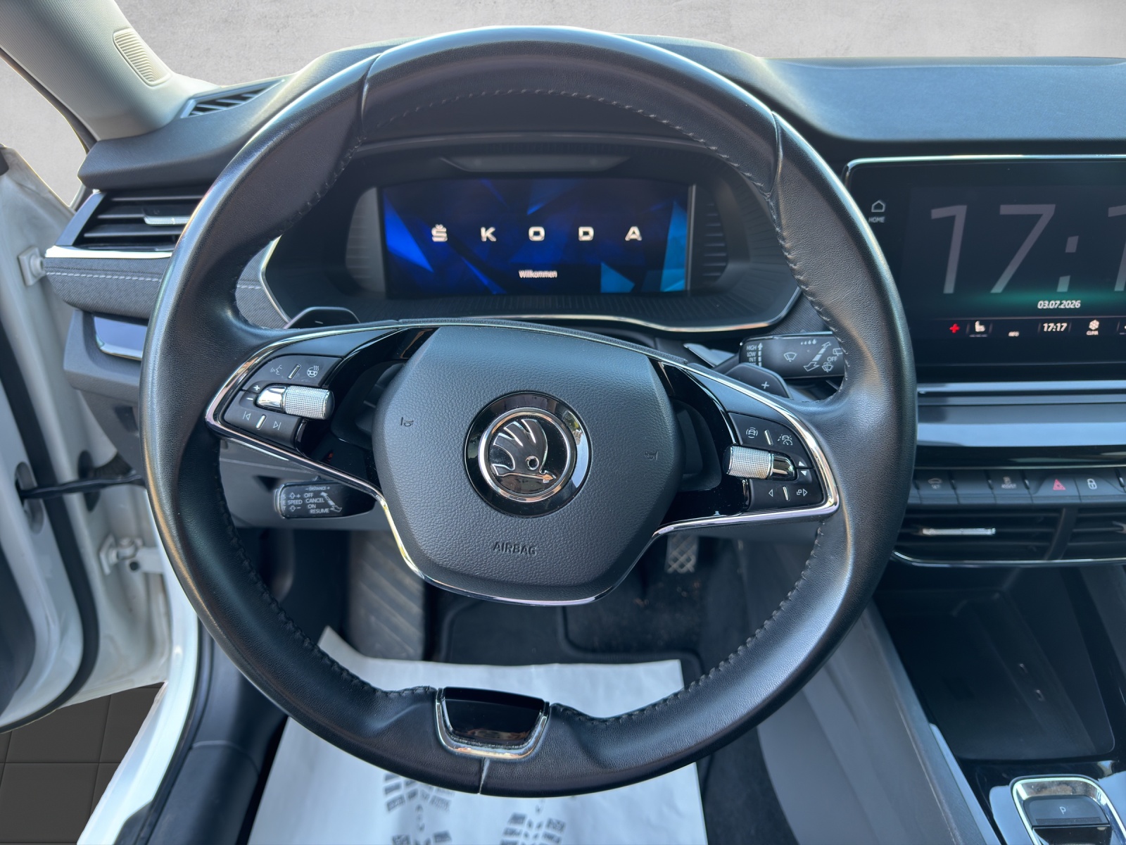 SKODA Octavia Combi 2.0 TDI DSG Style-image-9