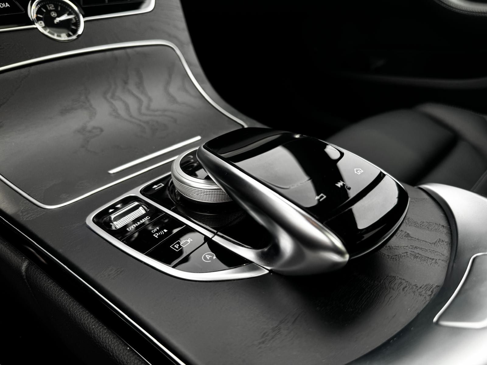 MERCEDES-BENZ C 220 d AMG Line 4matic-image-11