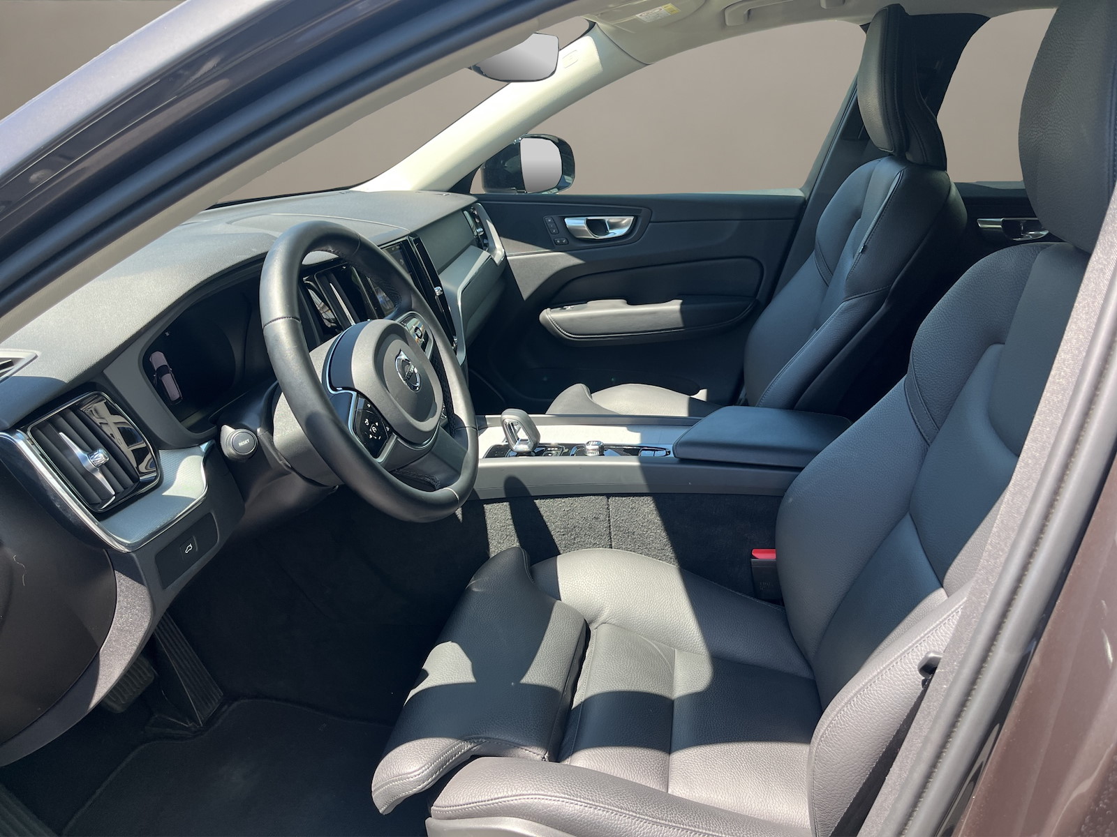 VOLVO XC60 2.0 B5 MH Plus Dark AWD-image-8