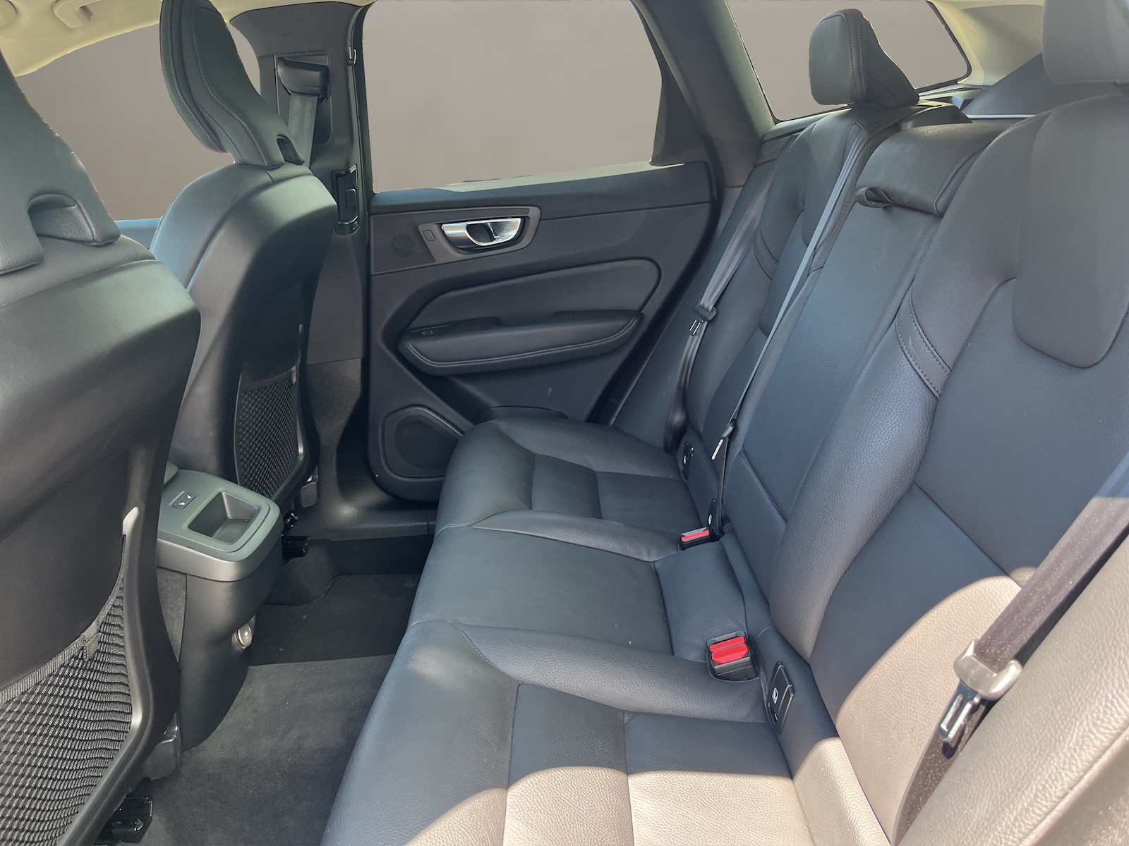 VOLVO XC60 2.0 B5 MH Plus Dark AWD-image-9