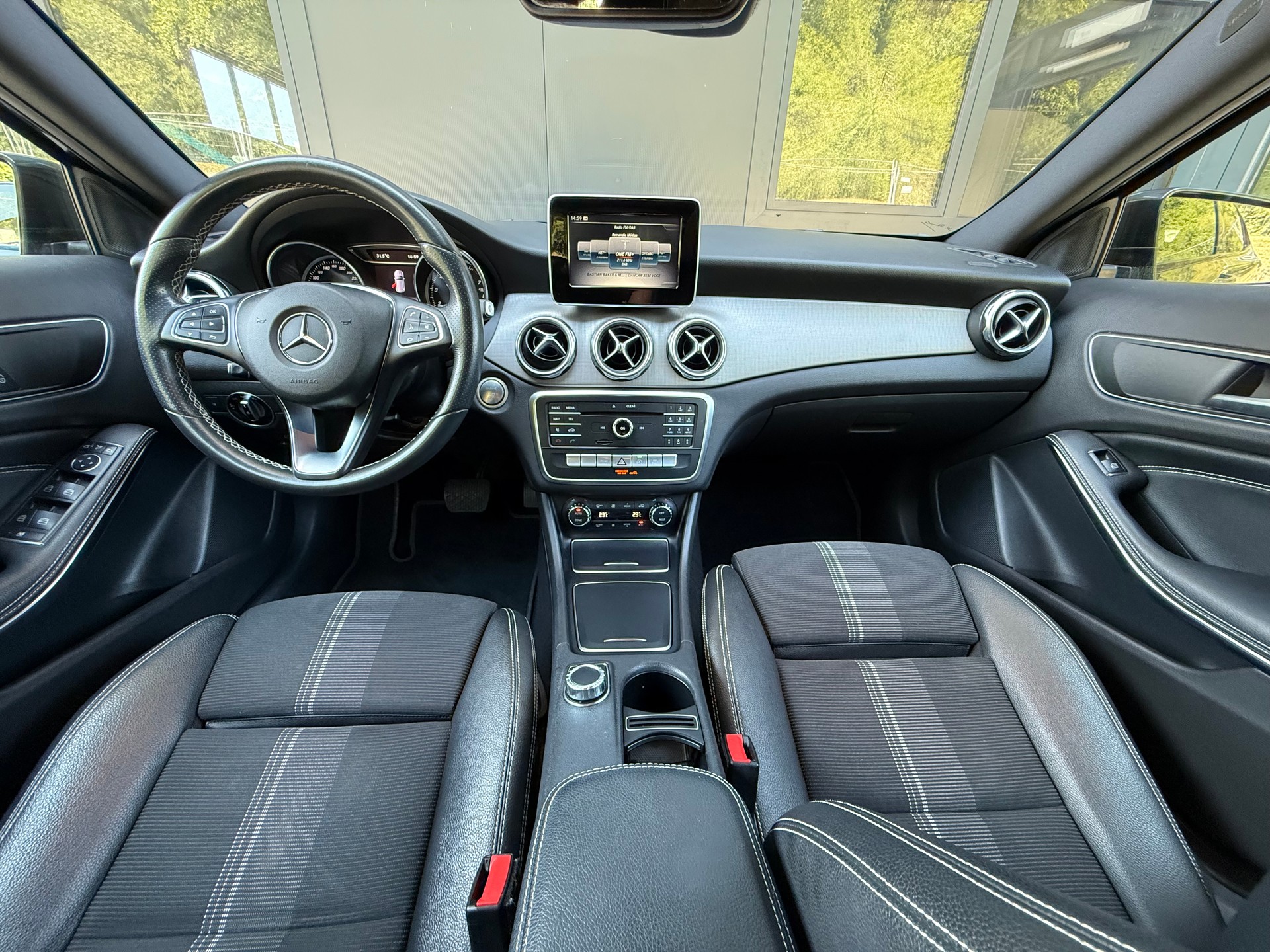 MERCEDES-BENZ GLA 200 Night Star 7G-DCT-image-13