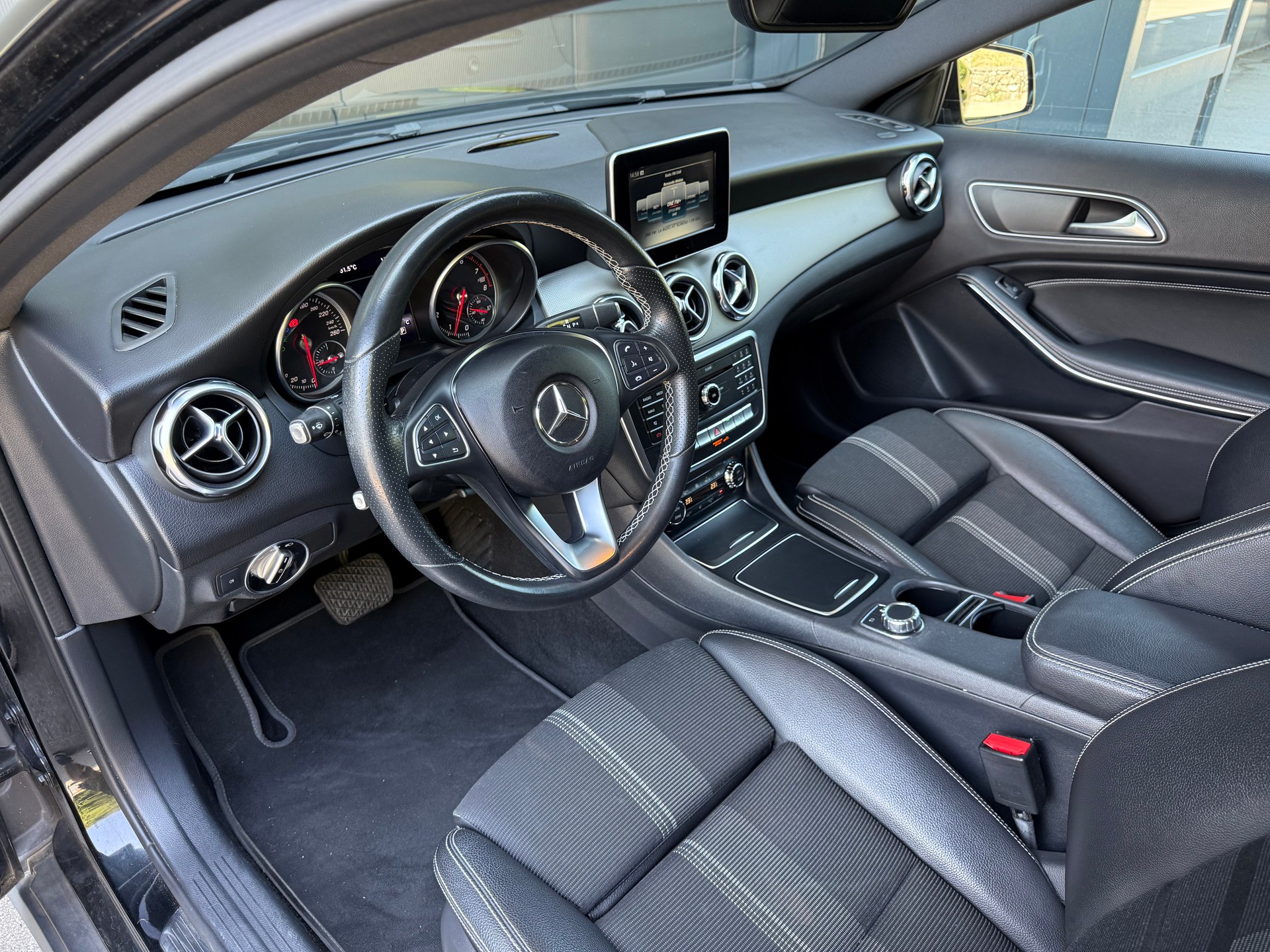 MERCEDES-BENZ GLA 200 Night Star 7G-DCT-image-6