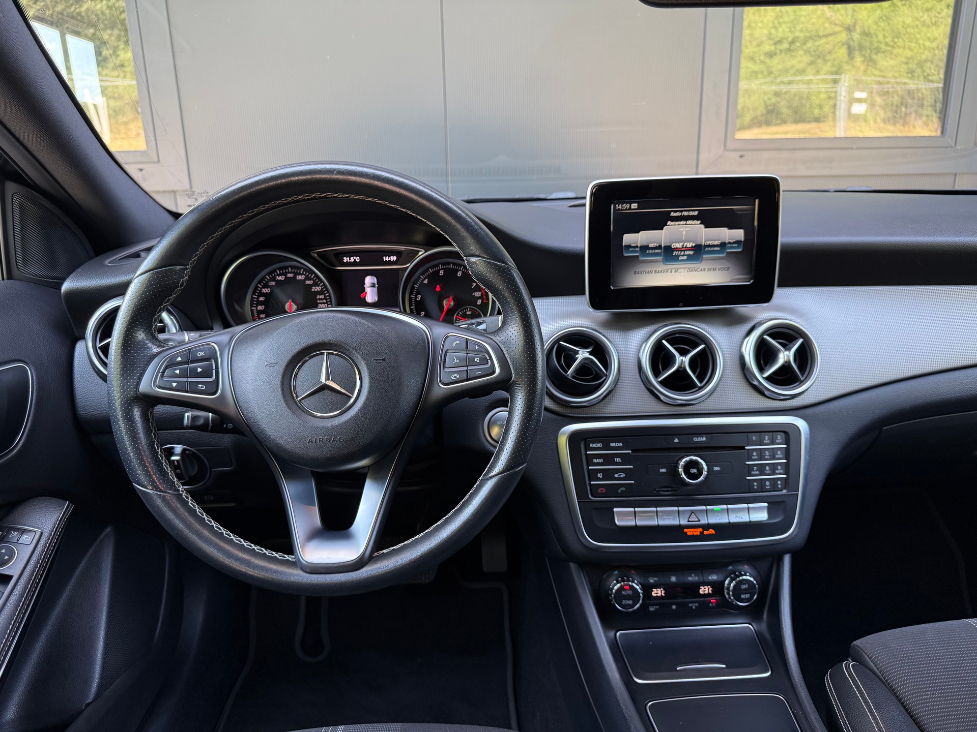 MERCEDES-BENZ GLA 200 Night Star 7G-DCT-image-12