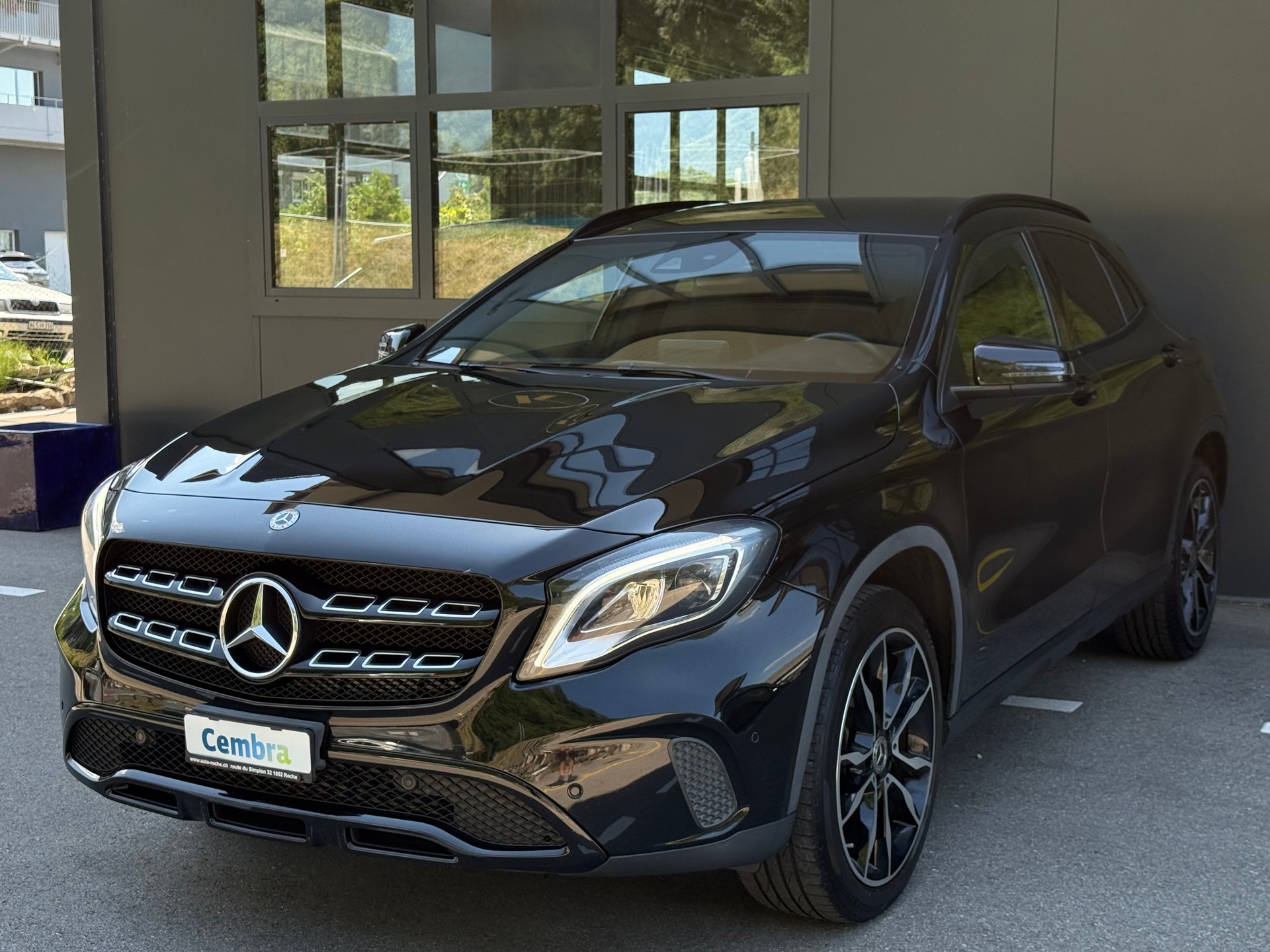 MERCEDES-BENZ GLA 200 Night Star 7G-DCT-showroom-element-1