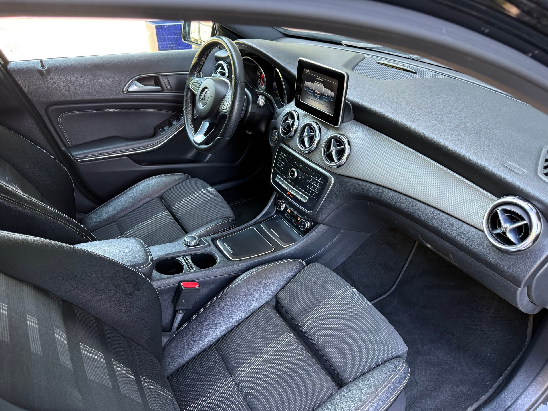 MERCEDES-BENZ GLA 200 Night Star 7G-DCT-image-14
