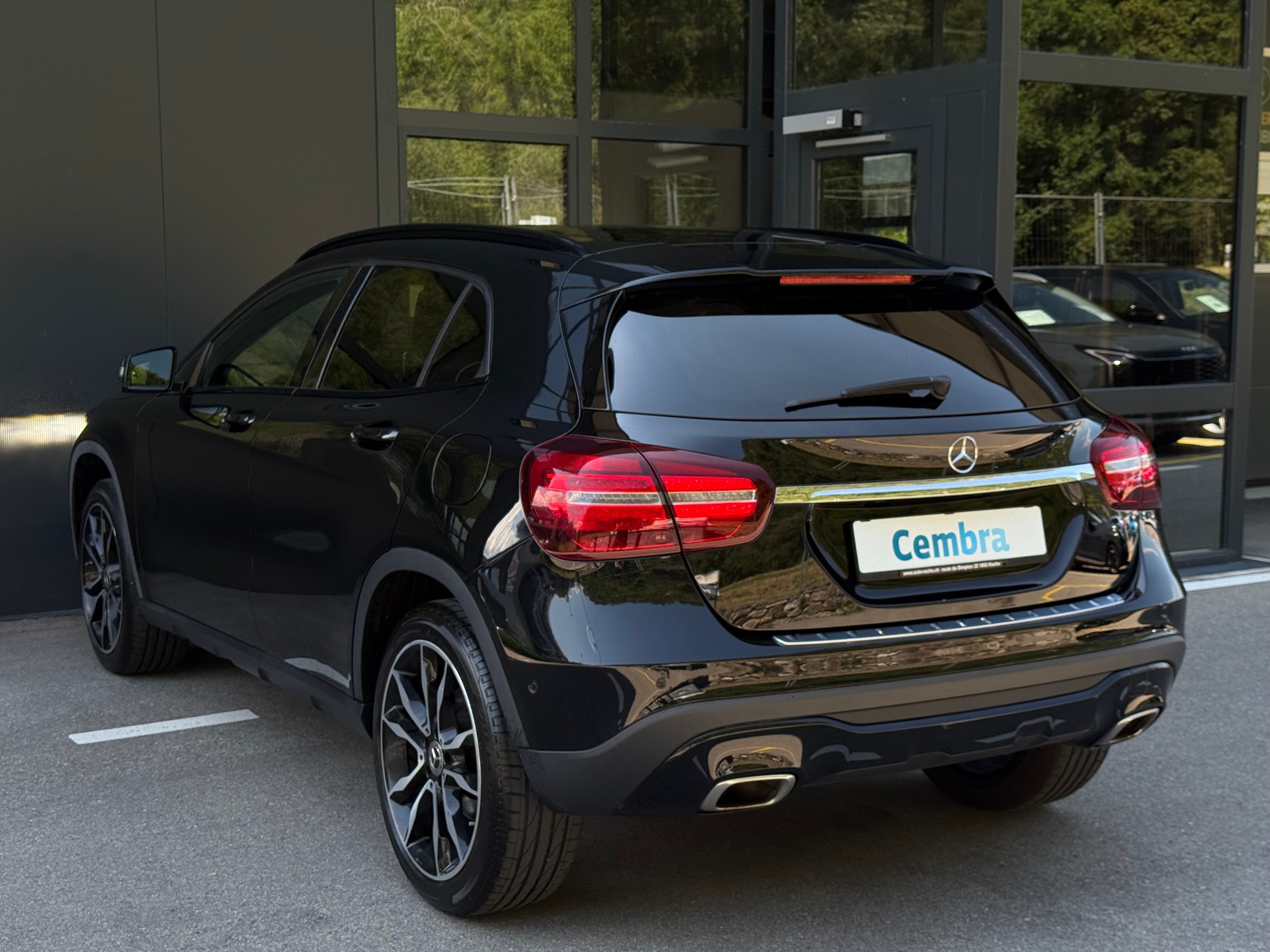 MERCEDES-BENZ GLA 200 Night Star 7G-DCT-showroom-element-3