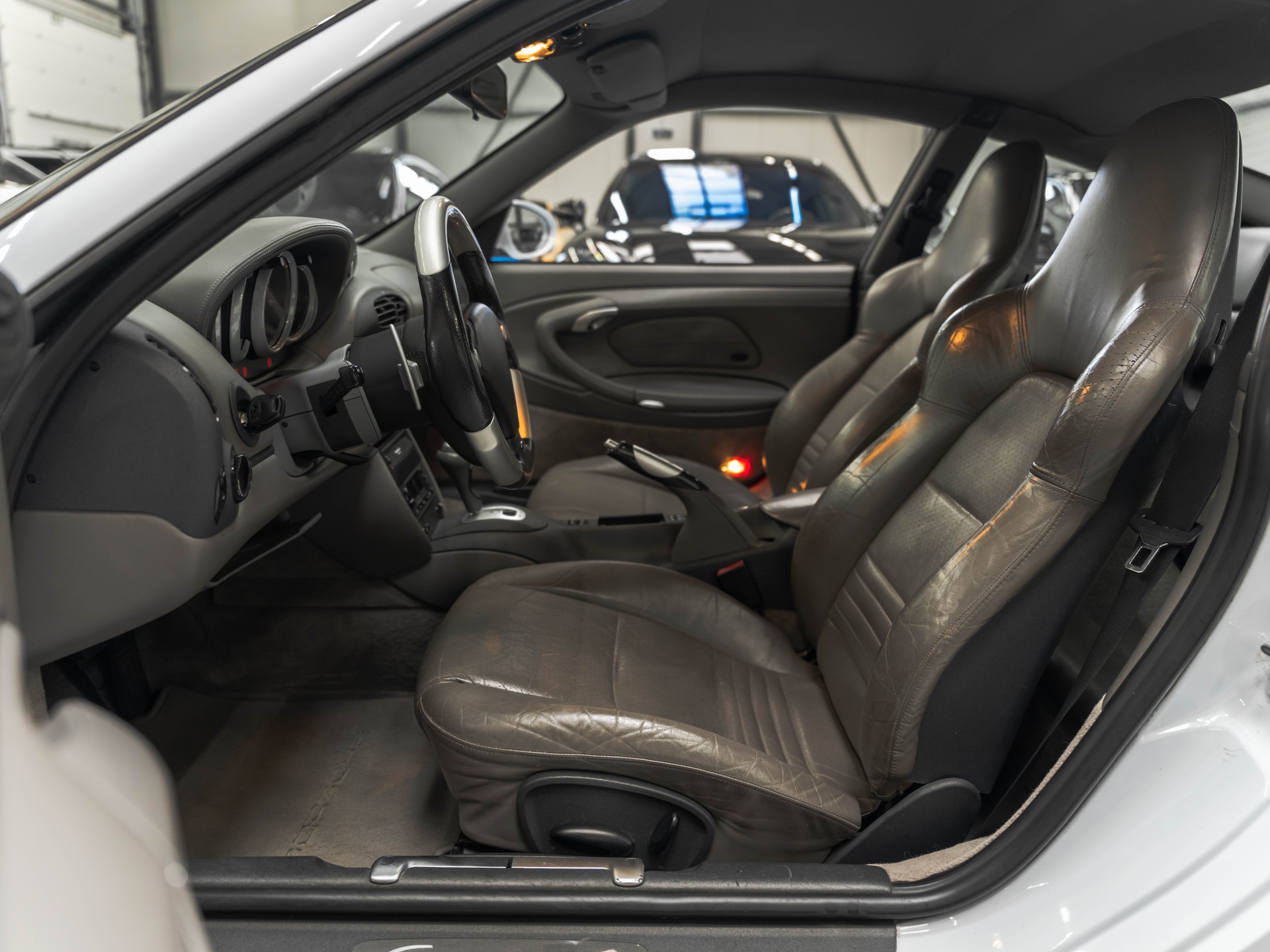 PORSCHE 911 Carrera 4-image-7