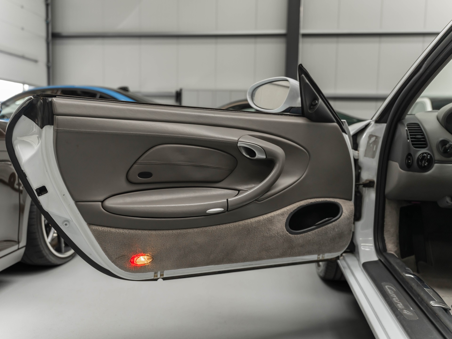 PORSCHE 911 Carrera 4-image-15