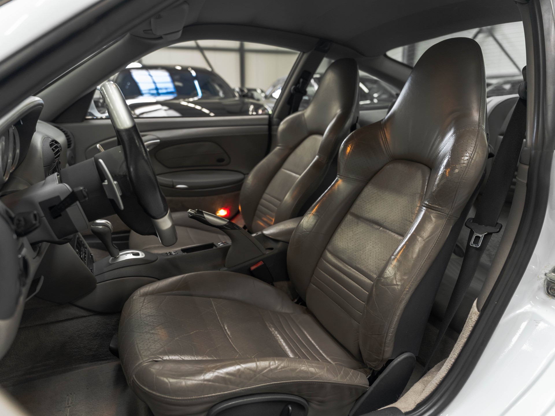 PORSCHE 911 Carrera 4-image-8