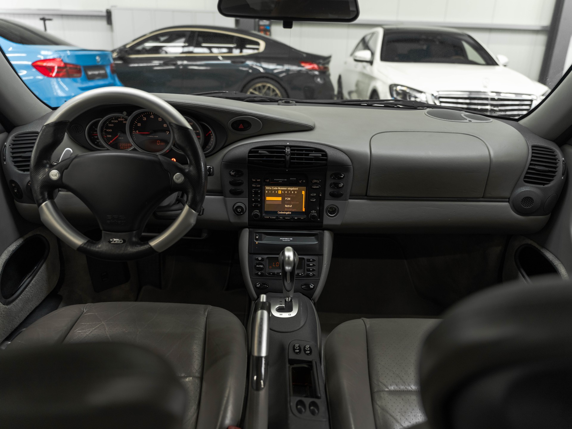 PORSCHE 911 Carrera 4-image-10