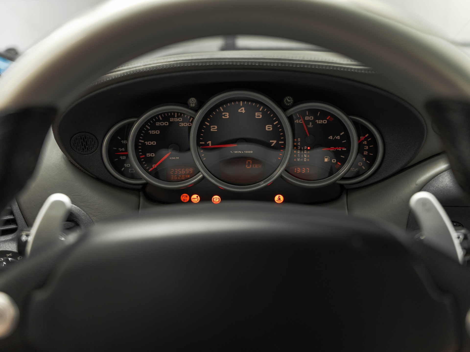 PORSCHE 911 Carrera 4-image-19