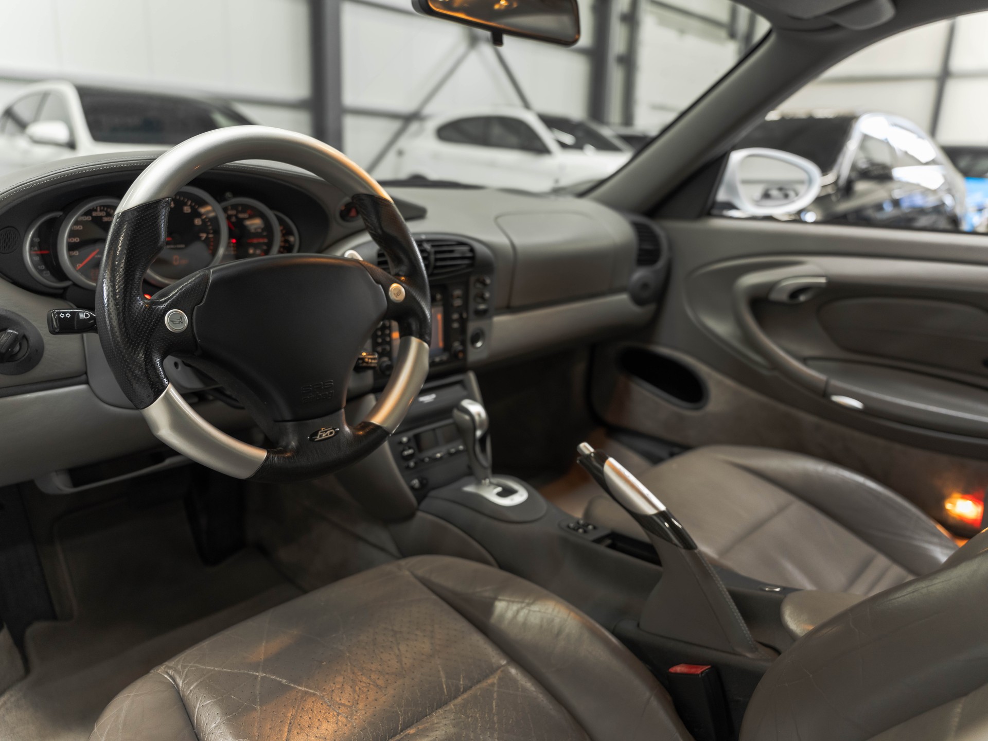 PORSCHE 911 Carrera 4-image-6