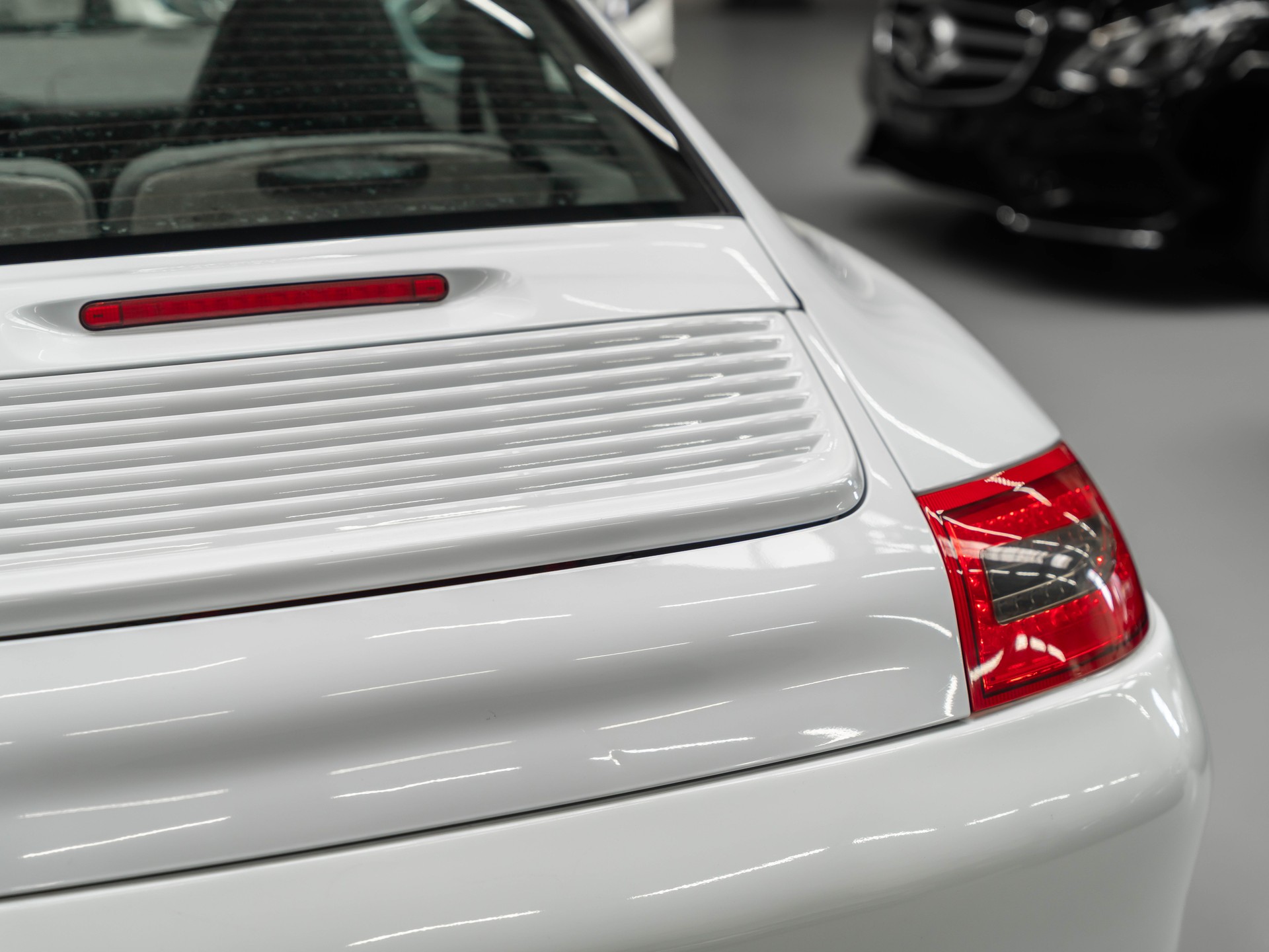 PORSCHE 911 Carrera 4-image-14