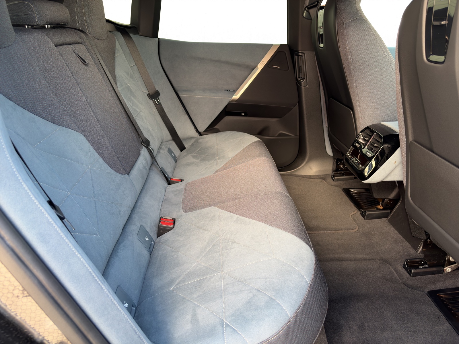 BMW iX xDrive40-image-13