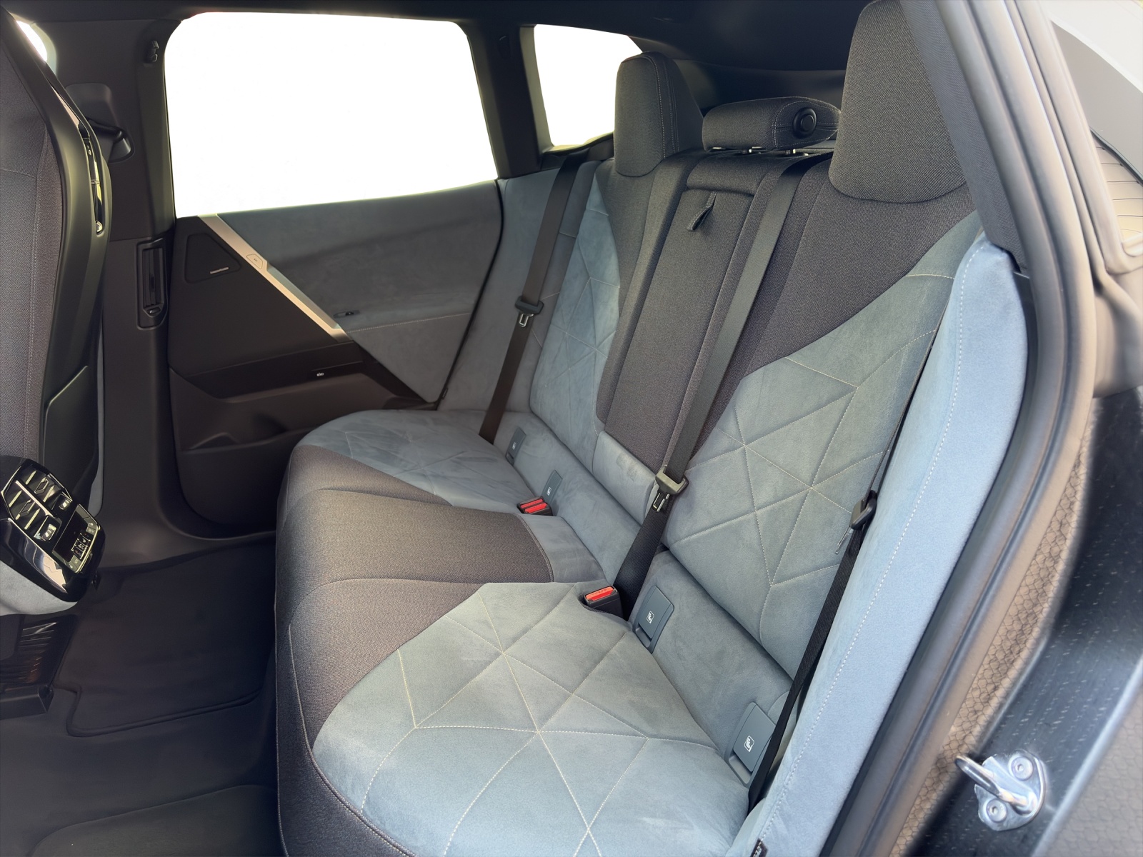 BMW iX xDrive40-image-12