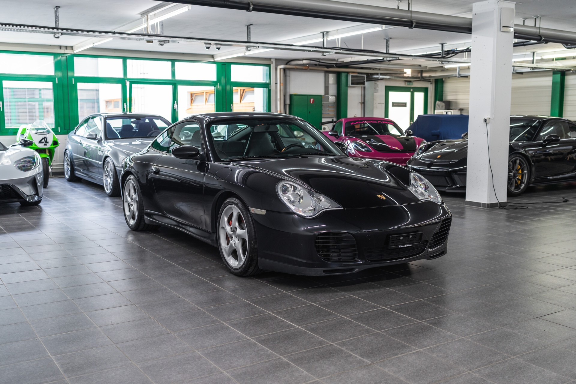 PORSCHE 911 Carrera 4S Manual + sport seats-image-2