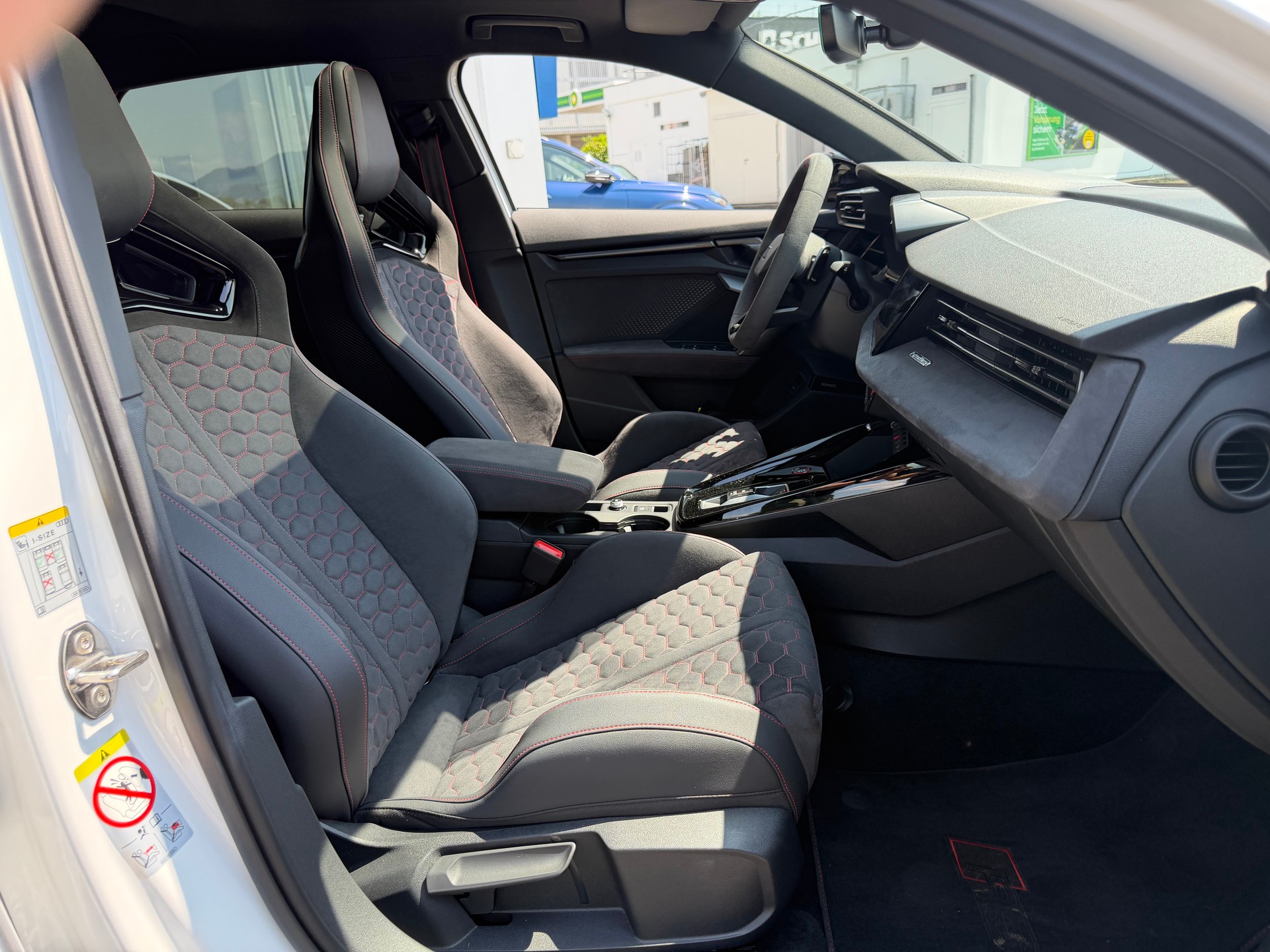 AUDI RS3 Sportback 2.5 TSI quattro S-tronic-image-12
