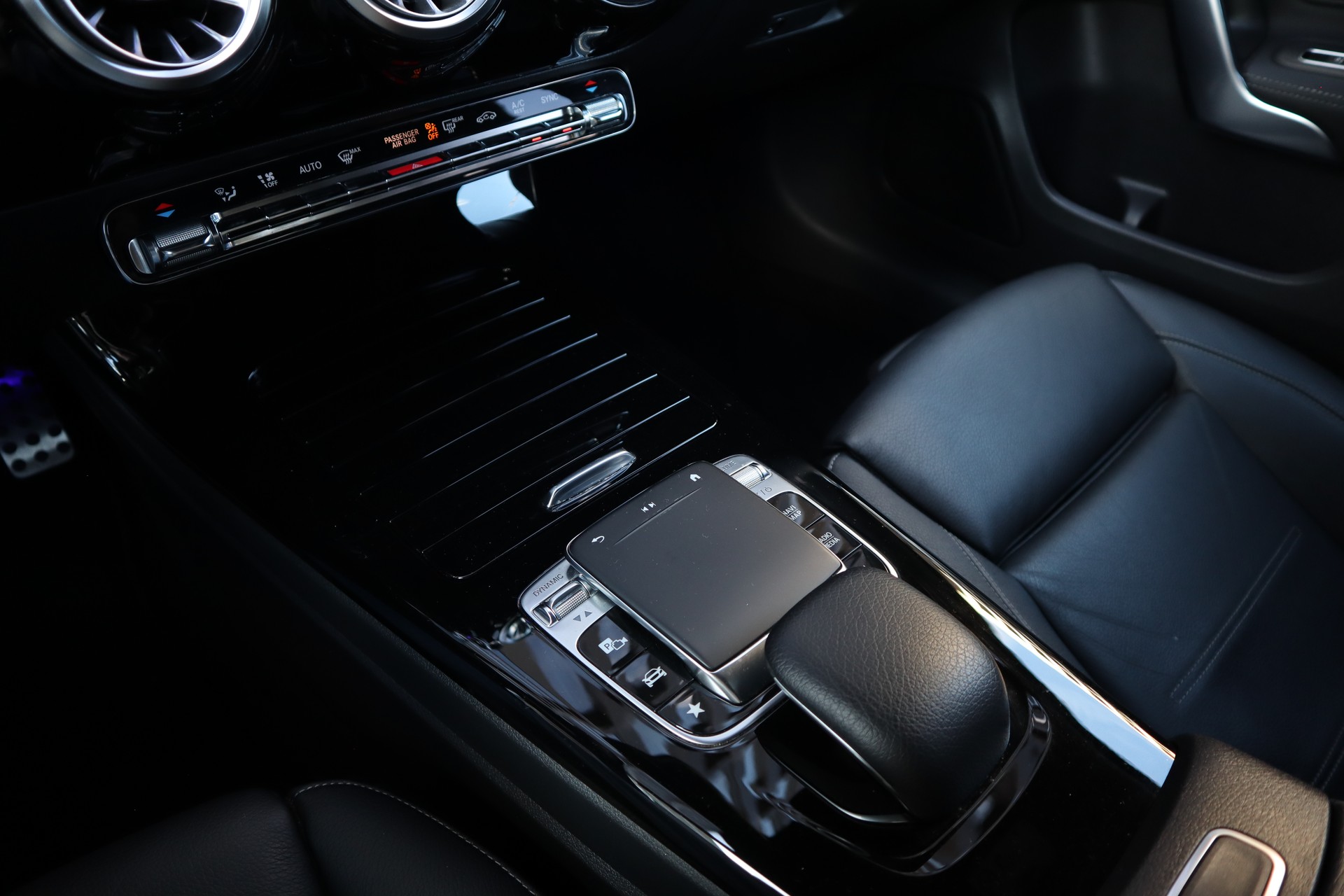MERCEDES-BENZ A 250 AMG Line 7G-DCT-image-15