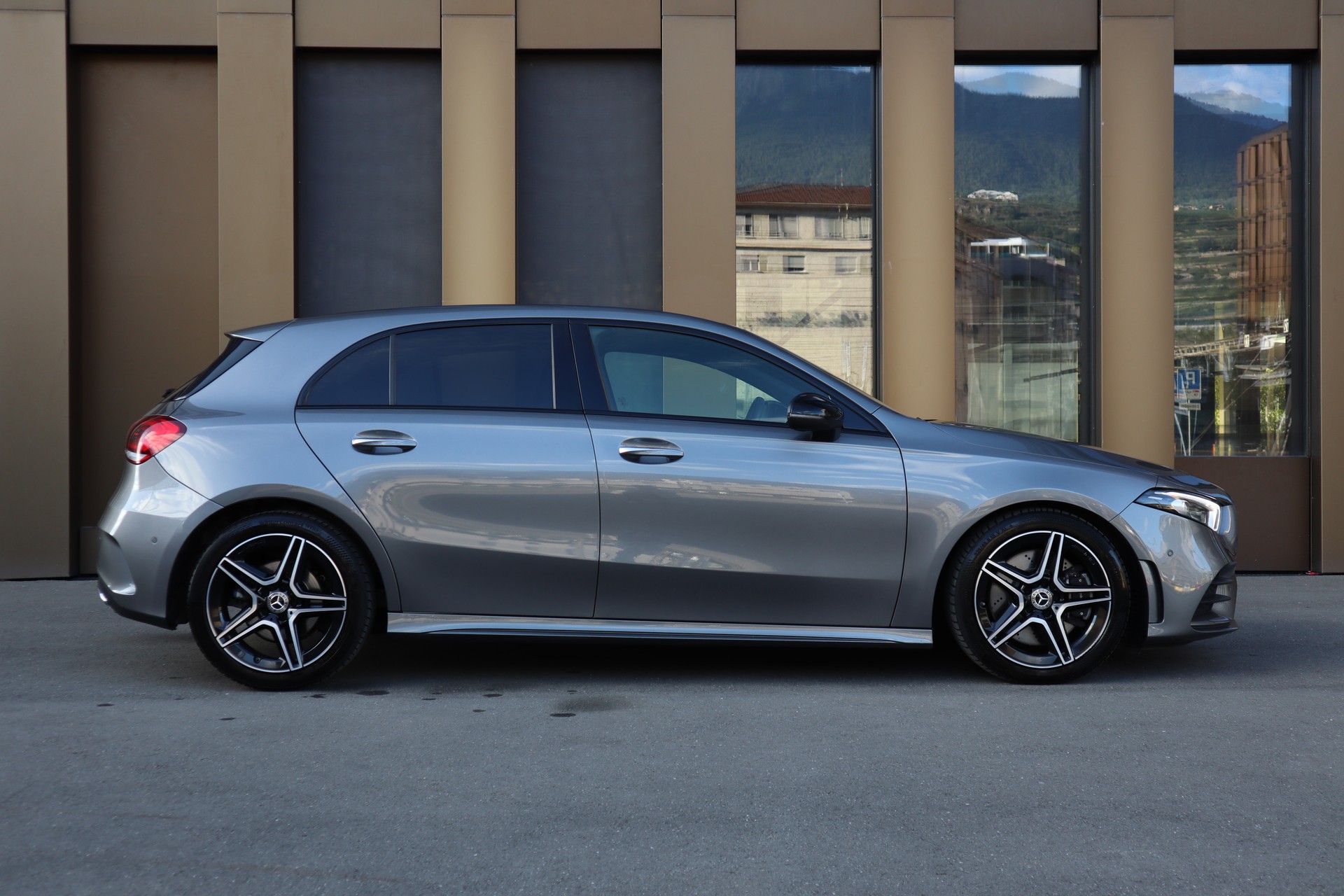 MERCEDES-BENZ A 250 AMG Line 7G-DCT-image-3