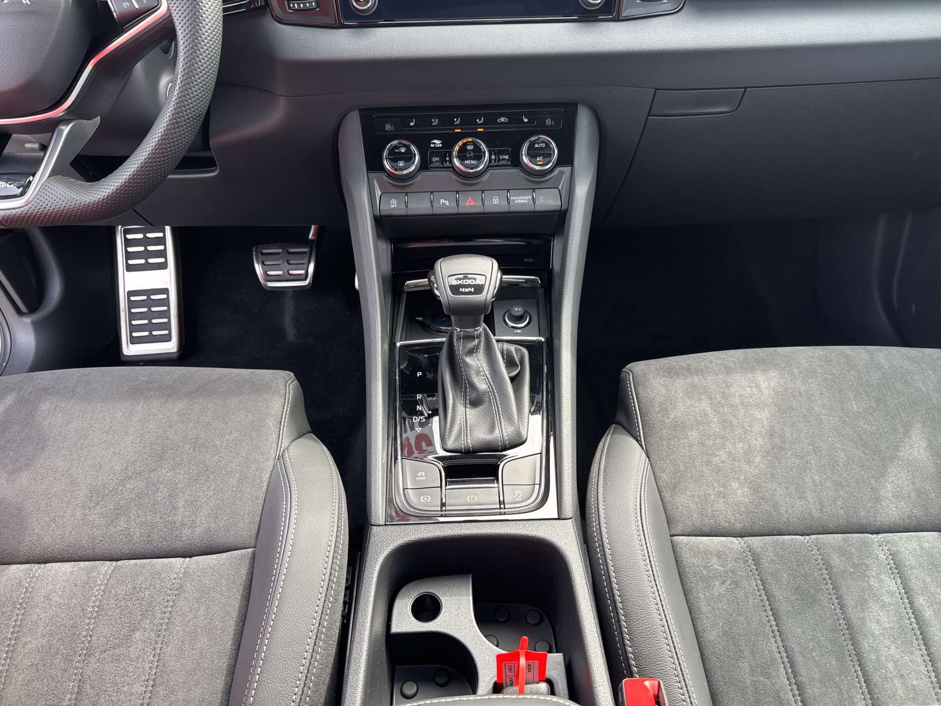 SKODA Karoq 2.0 TSi SportLine 4x4 DSG-Automat-image-11