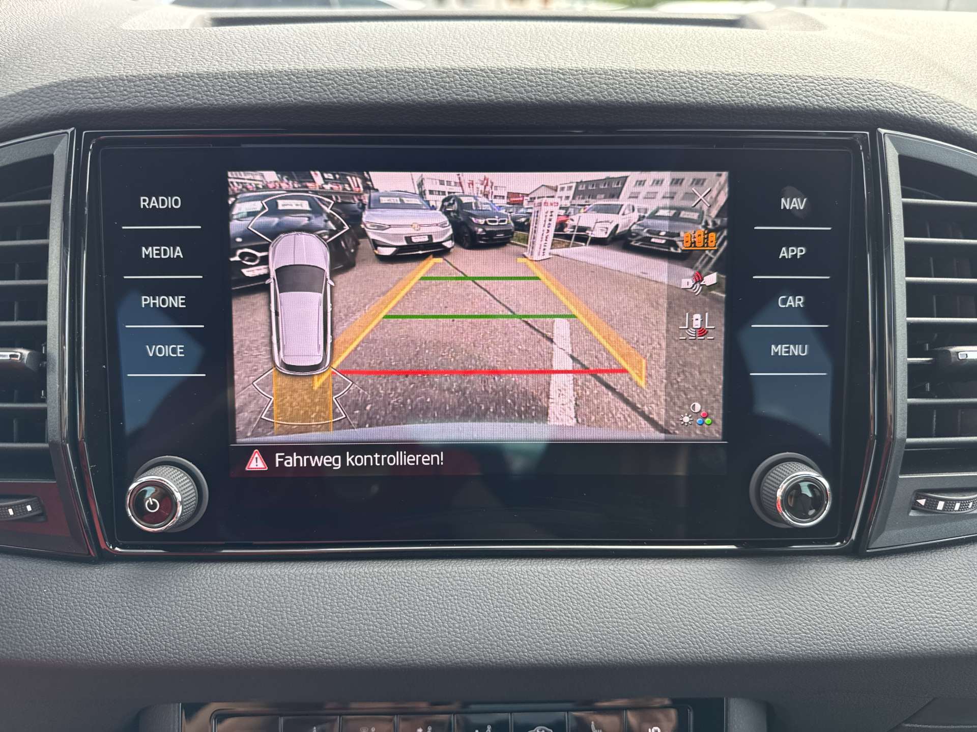 SKODA Karoq 2.0 TSi SportLine 4x4 DSG-Automat-image-9