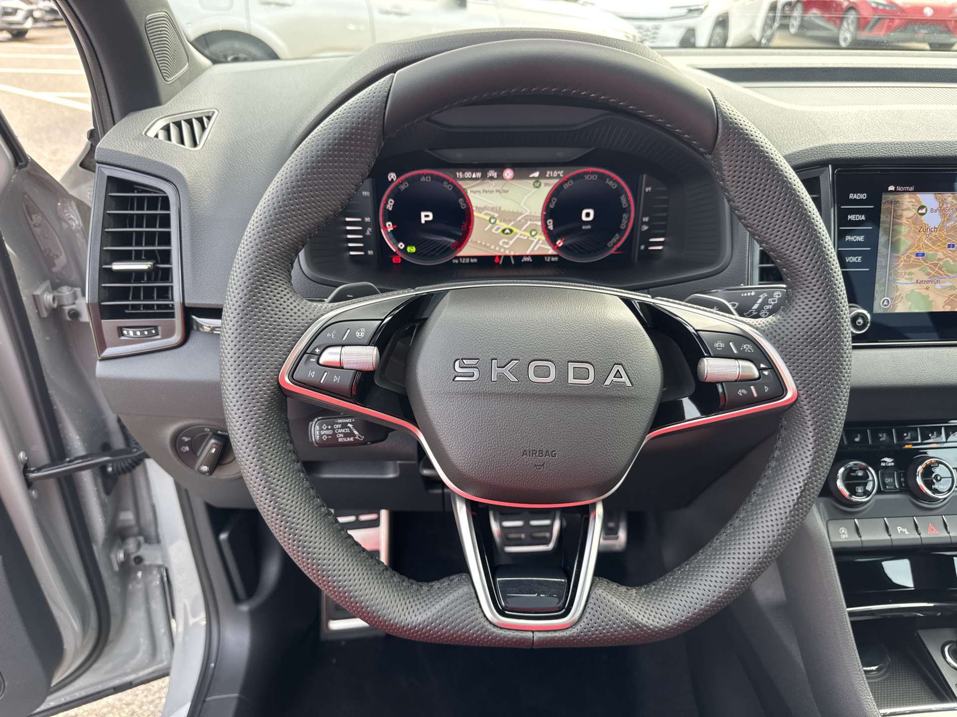 SKODA Karoq 2.0 TSi SportLine 4x4 DSG-Automat-image-15