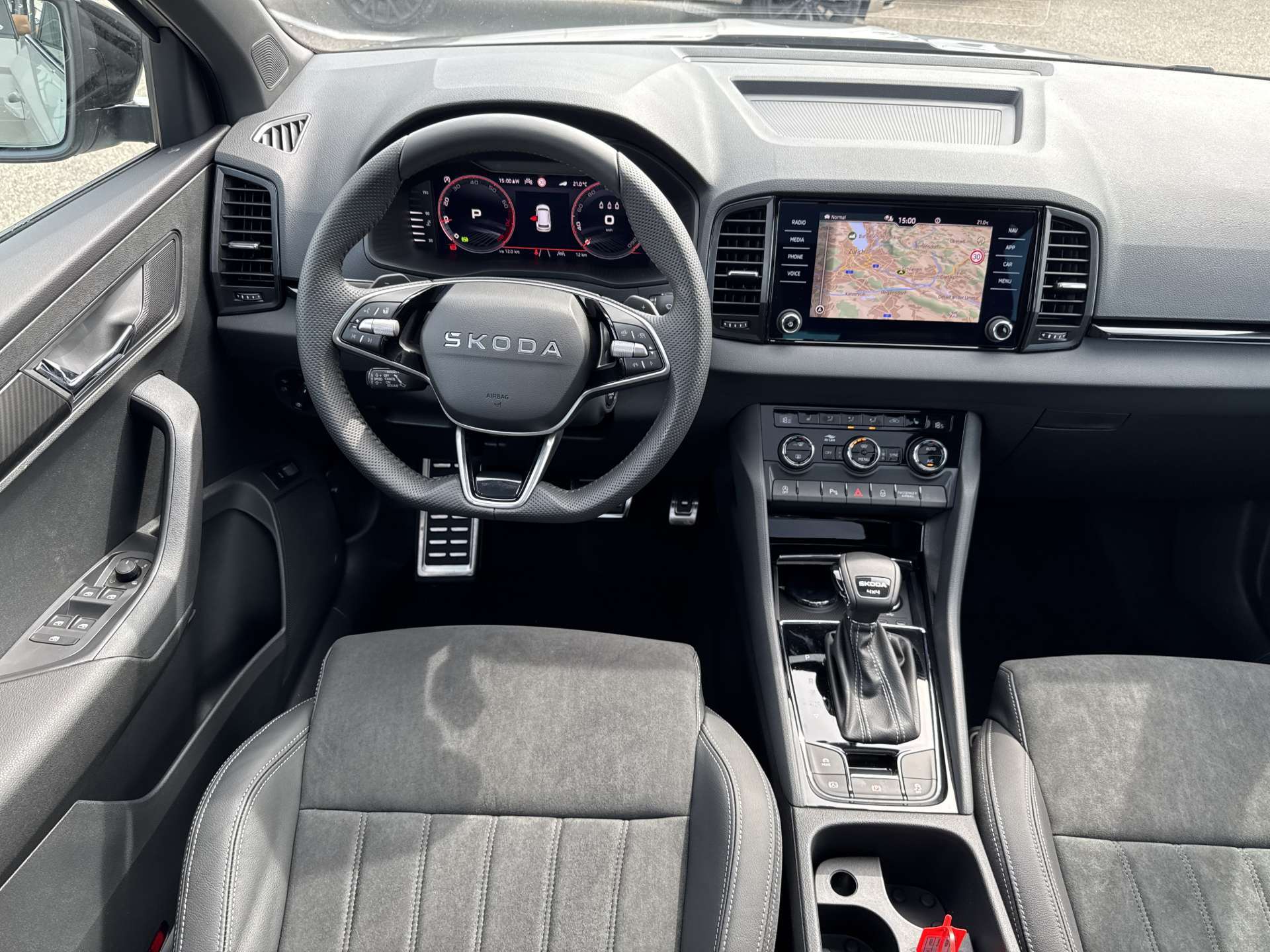 SKODA Karoq 2.0 TSi SportLine 4x4 DSG-Automat-image-4