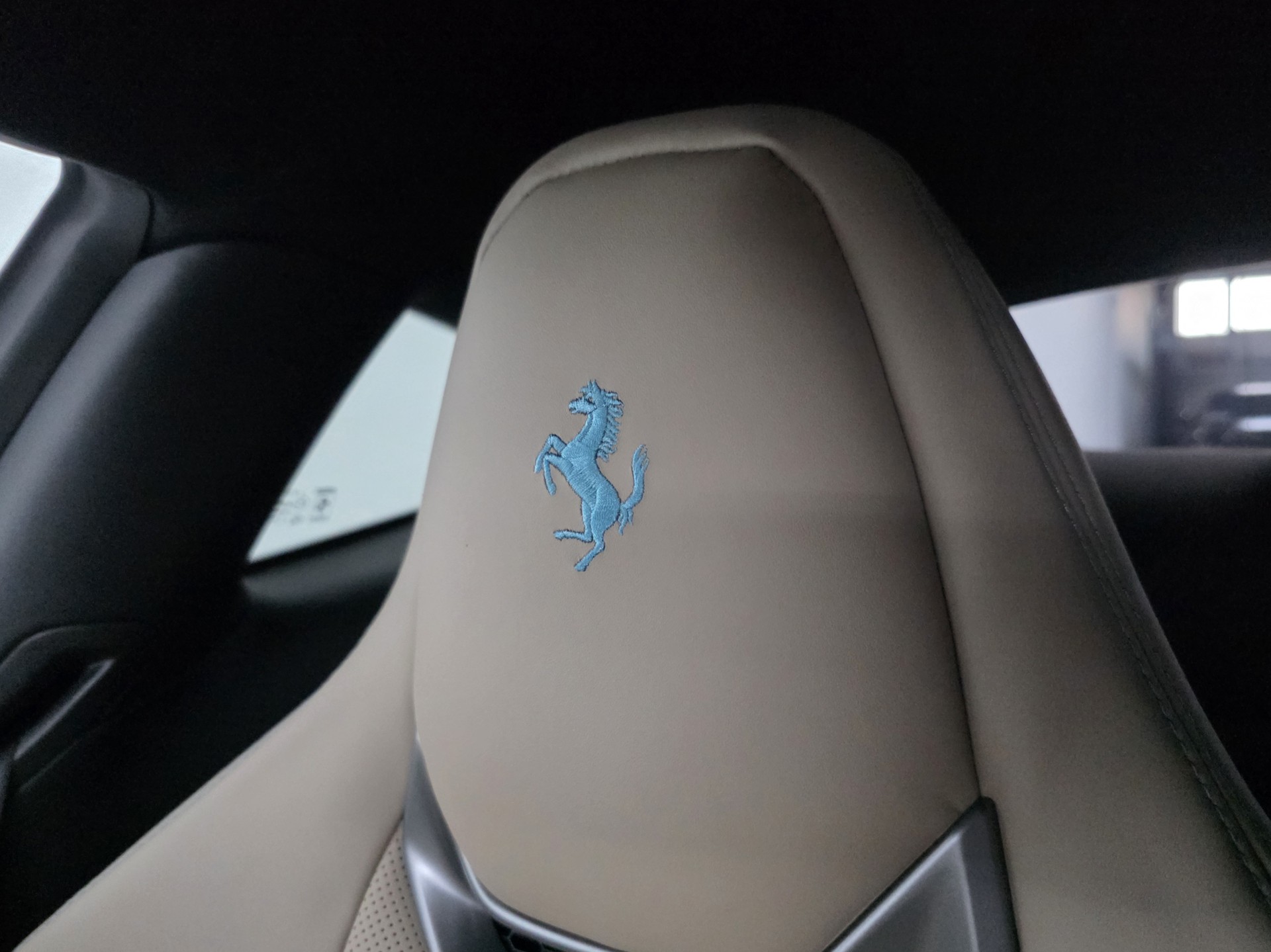 FERRARI Amalfi 3.9 Biturbo-image-18