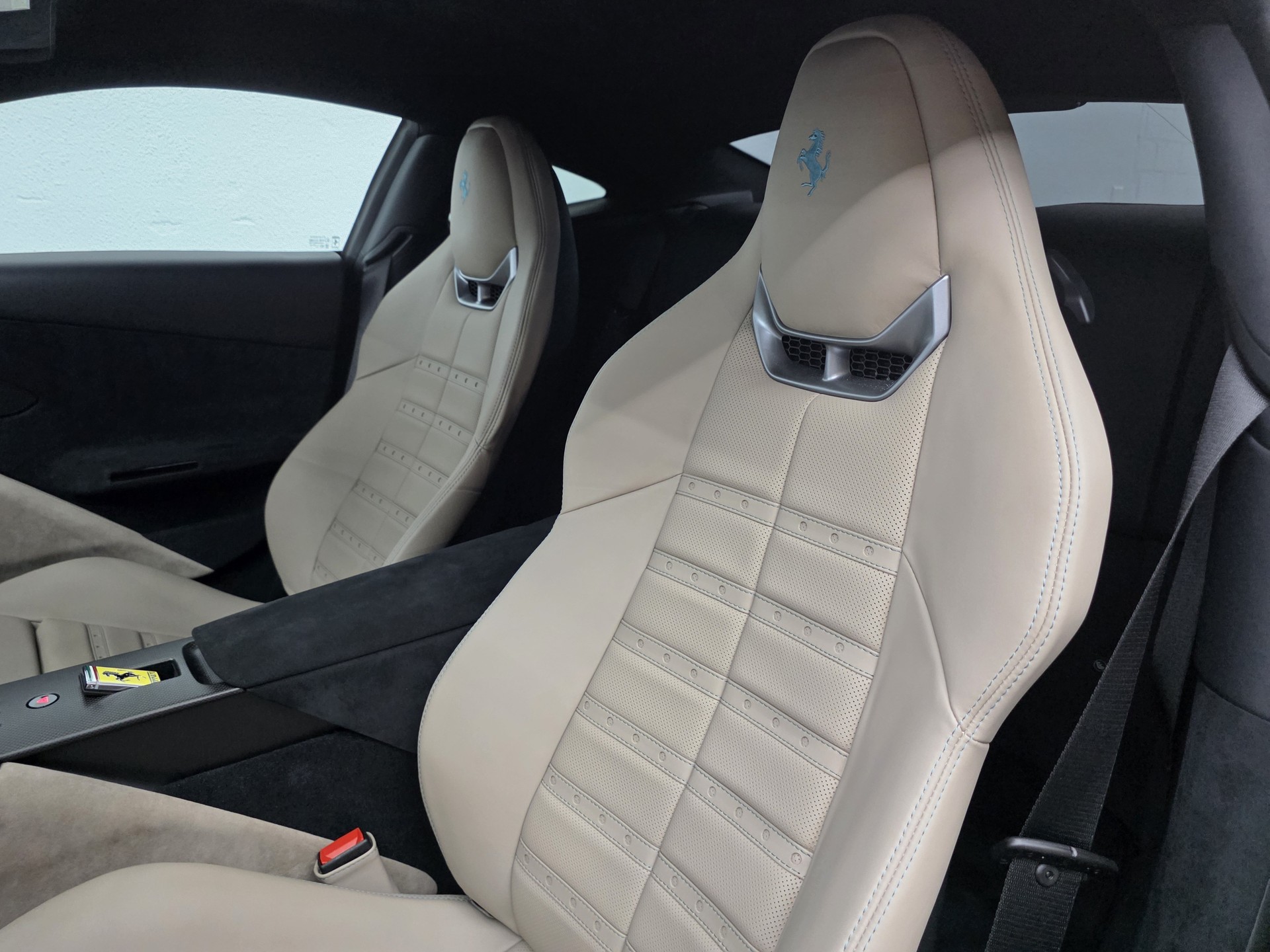 FERRARI Amalfi 3.9 Biturbo-image-17