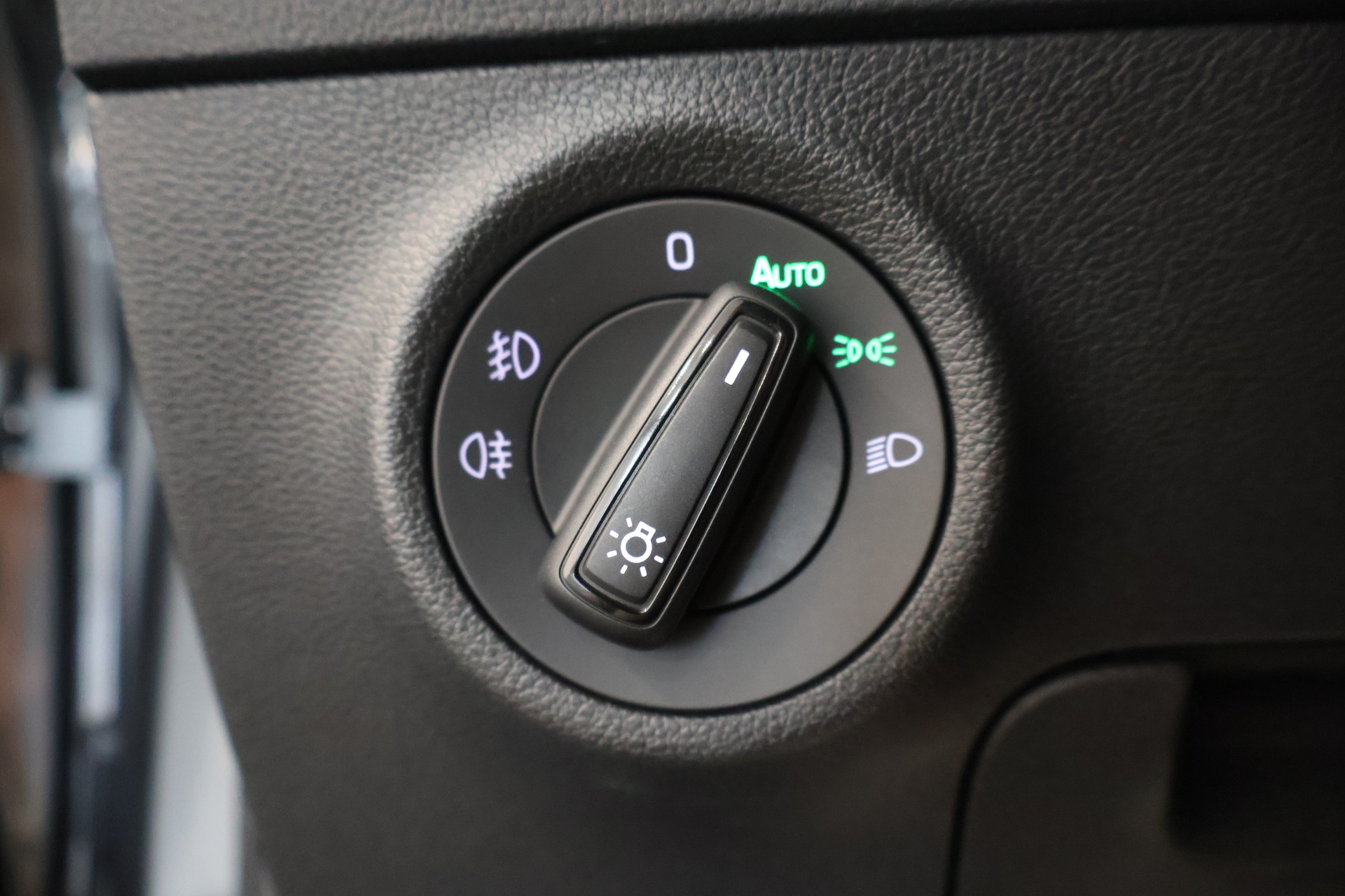 SKODA Karoq 1.5 TSI Ambition DSG-image-28