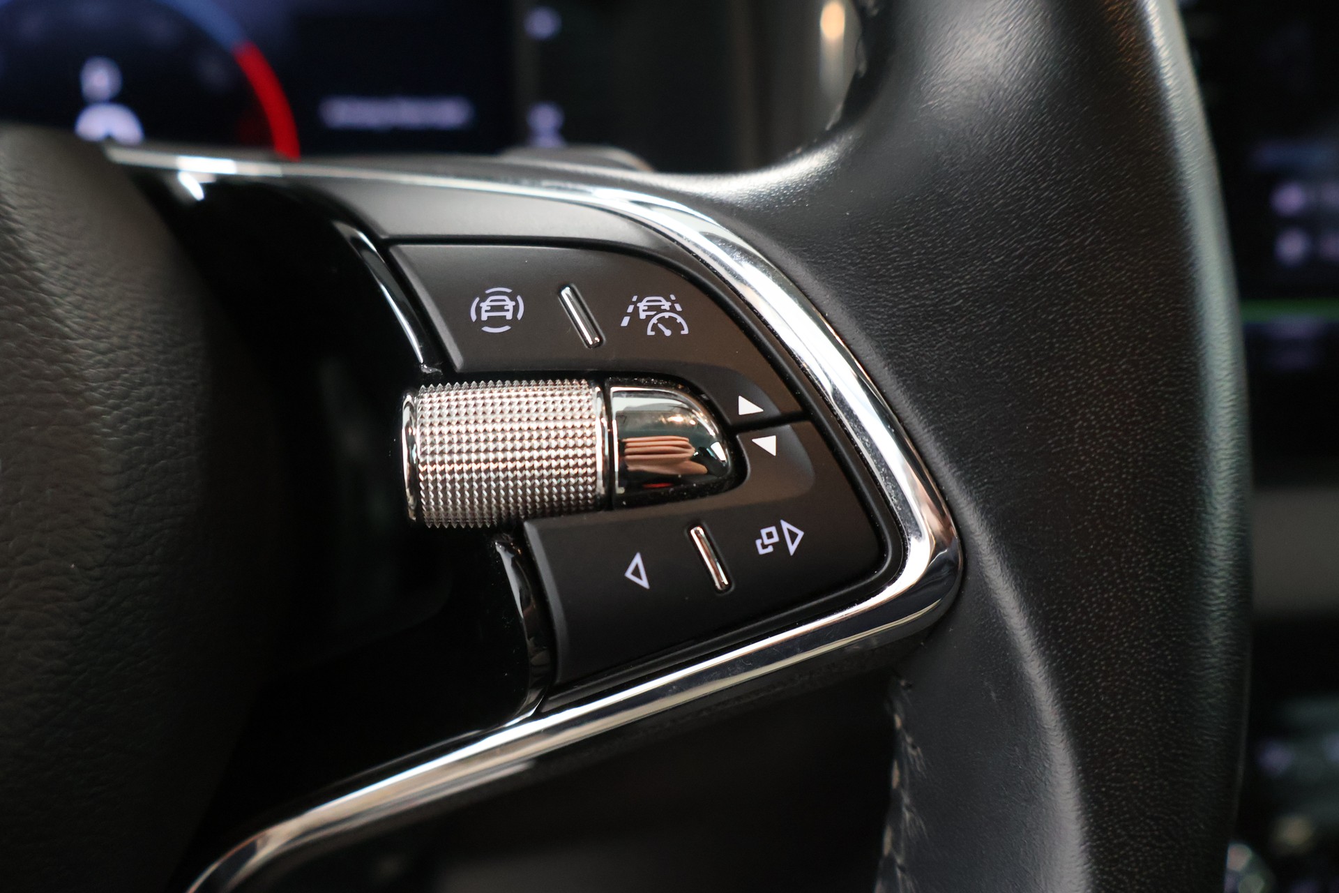 SKODA Karoq 1.5 TSI Ambition DSG-image-25
