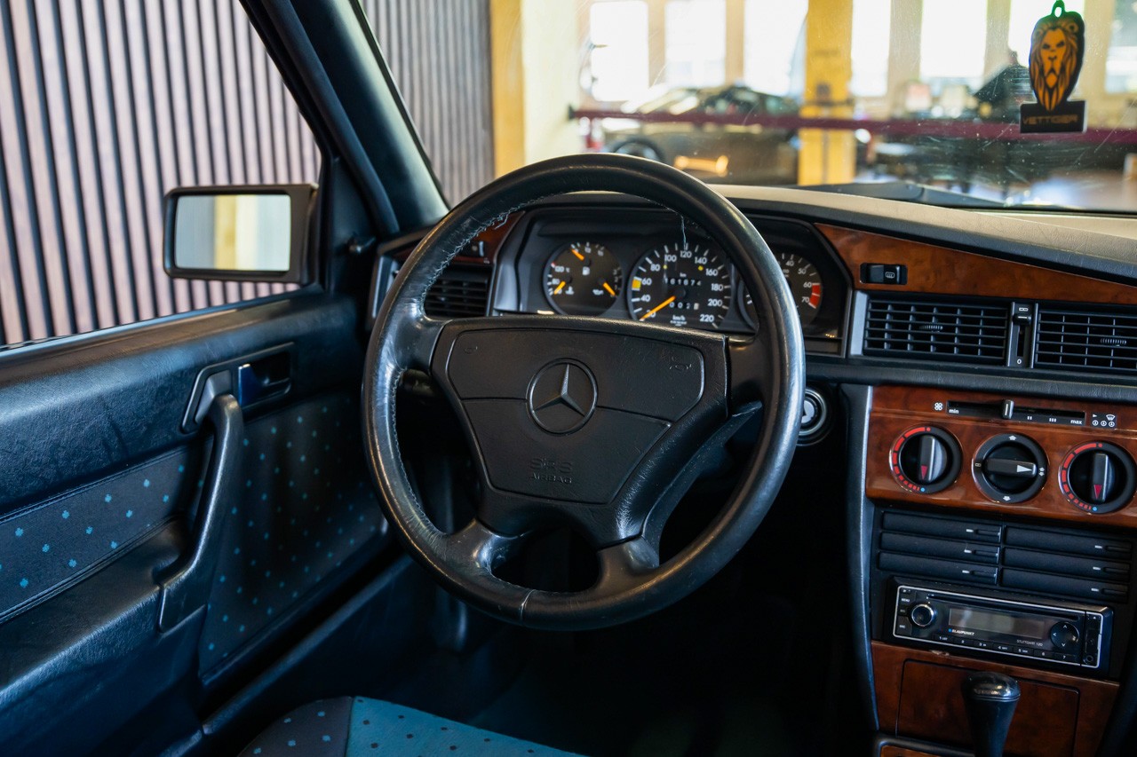 MERCEDES-BENZ 190 E 2.3 Automatic Sondermodell "VERDE"-image-22