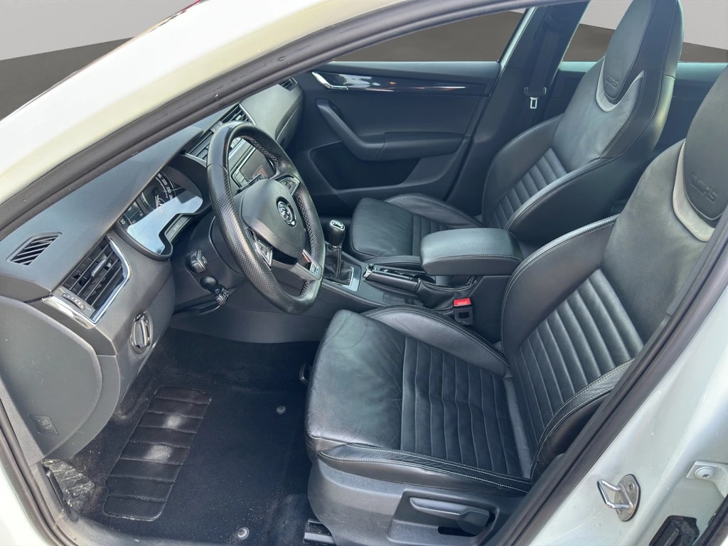 SKODA Octavia Combi 2.0 TDI RS-image-9