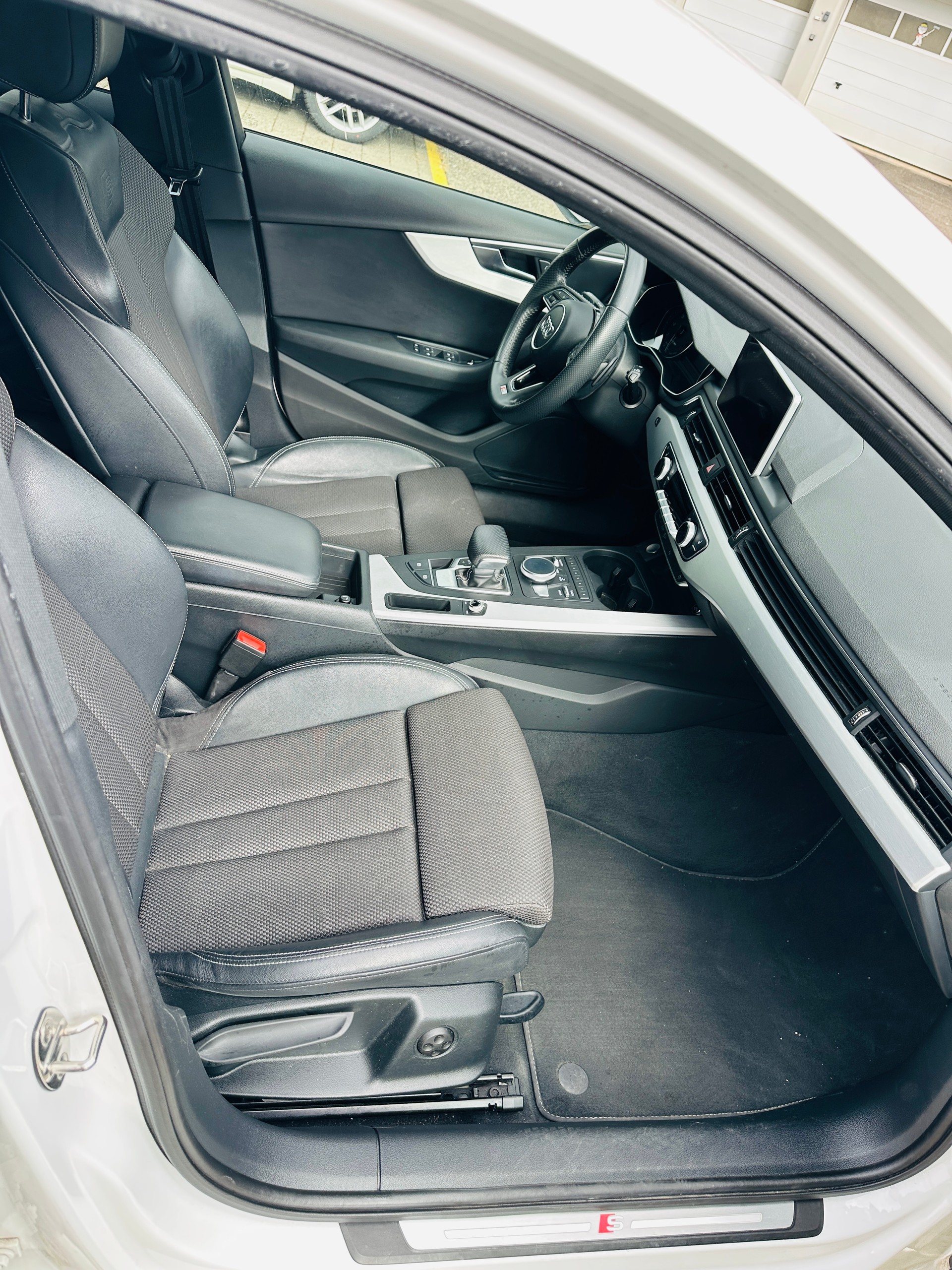 AUDI A4 Avant 2.0 TFSI g-tron Sport S-tronic-image-11