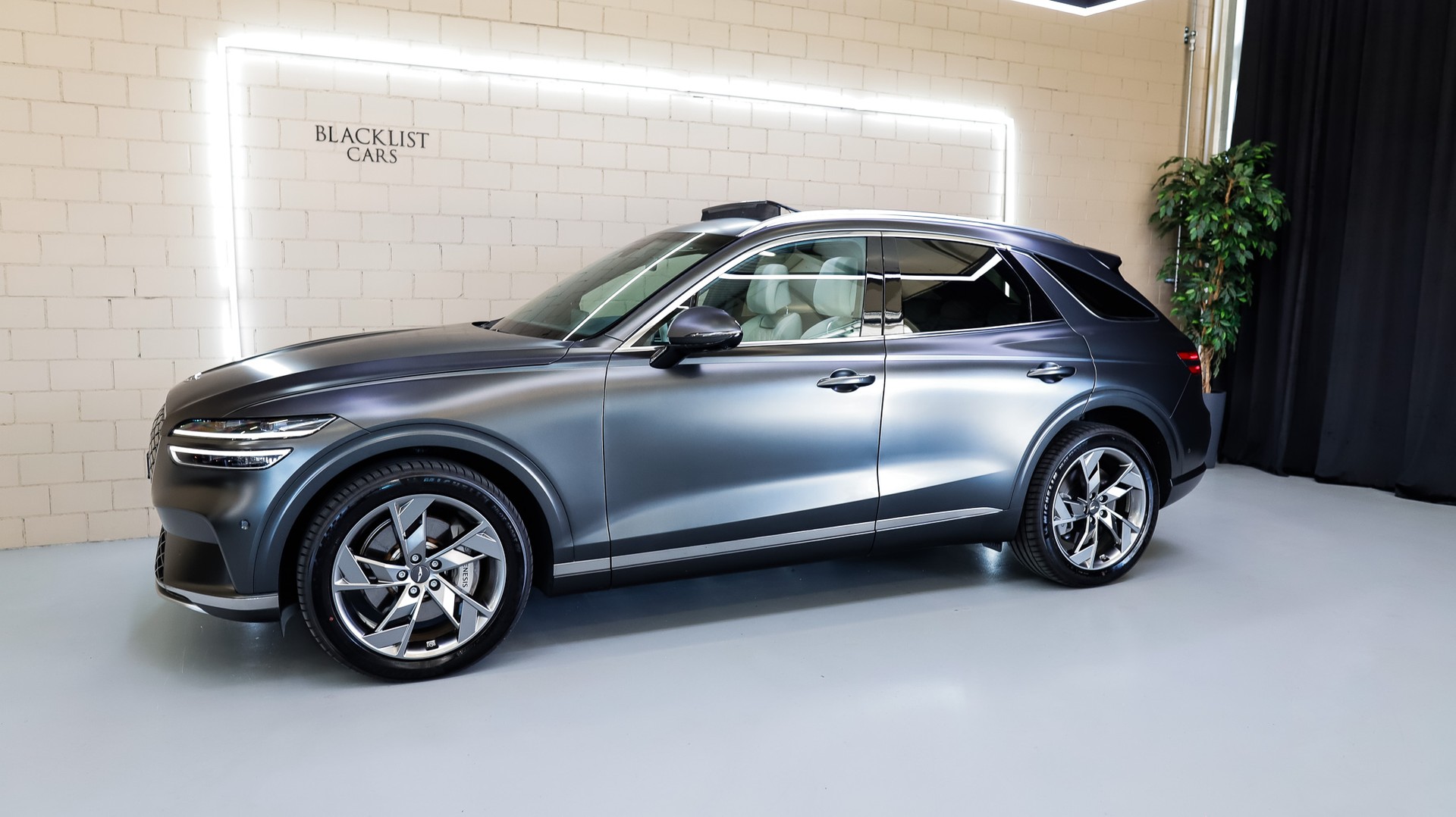 GENESIS GV70 Electrified Sport kWh 77,4 AWD *Makalu Gray (Matt)*-image-3