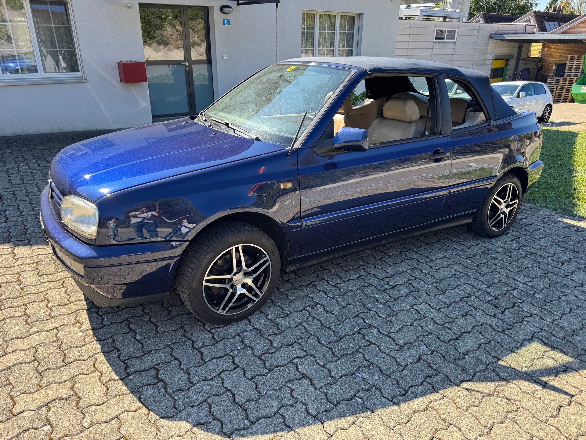 VW Golf Cabriolet 2000 Swiss Classic-image-4