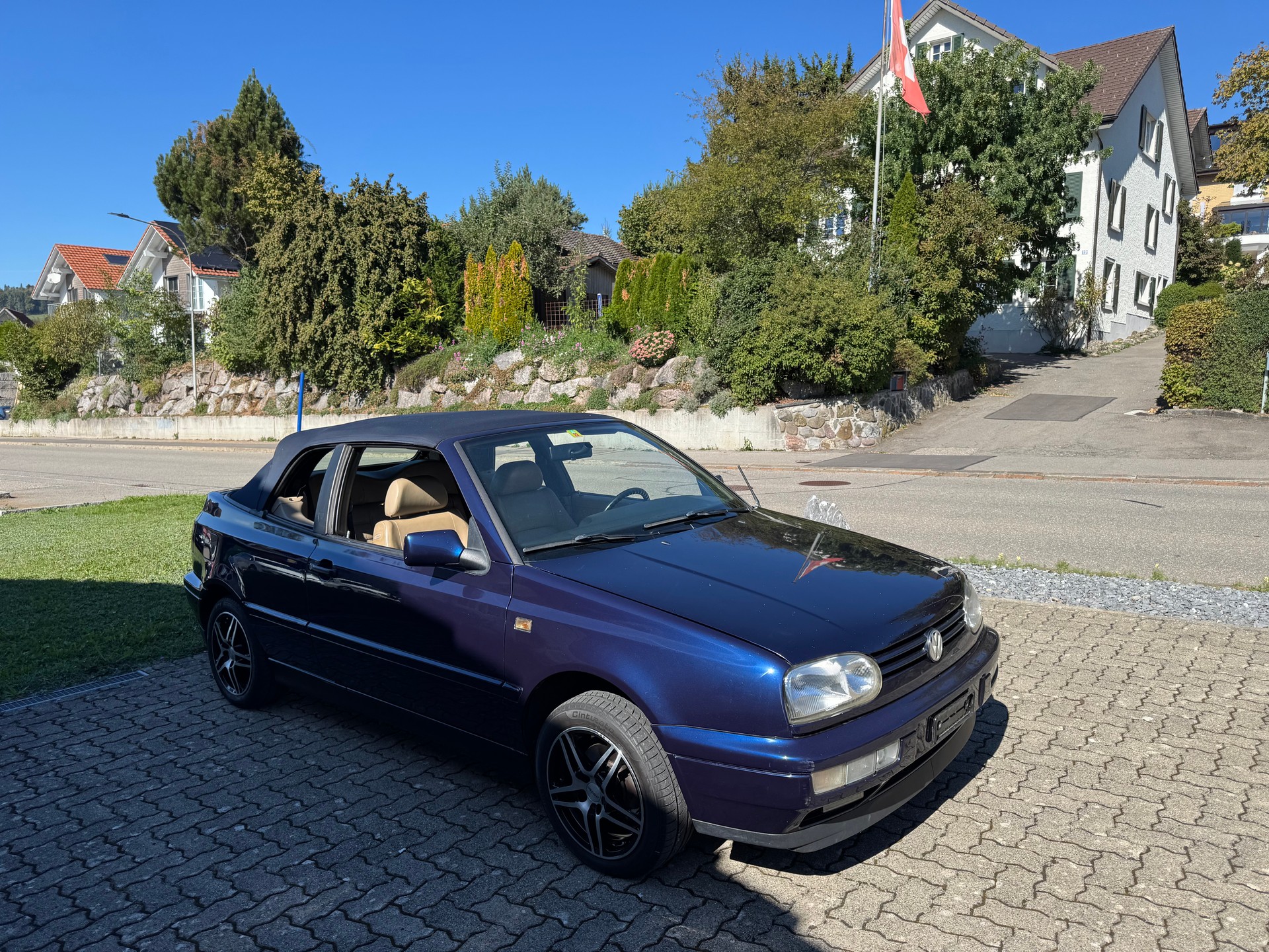 VW Golf Cabriolet 2000 Swiss Classic-image-0