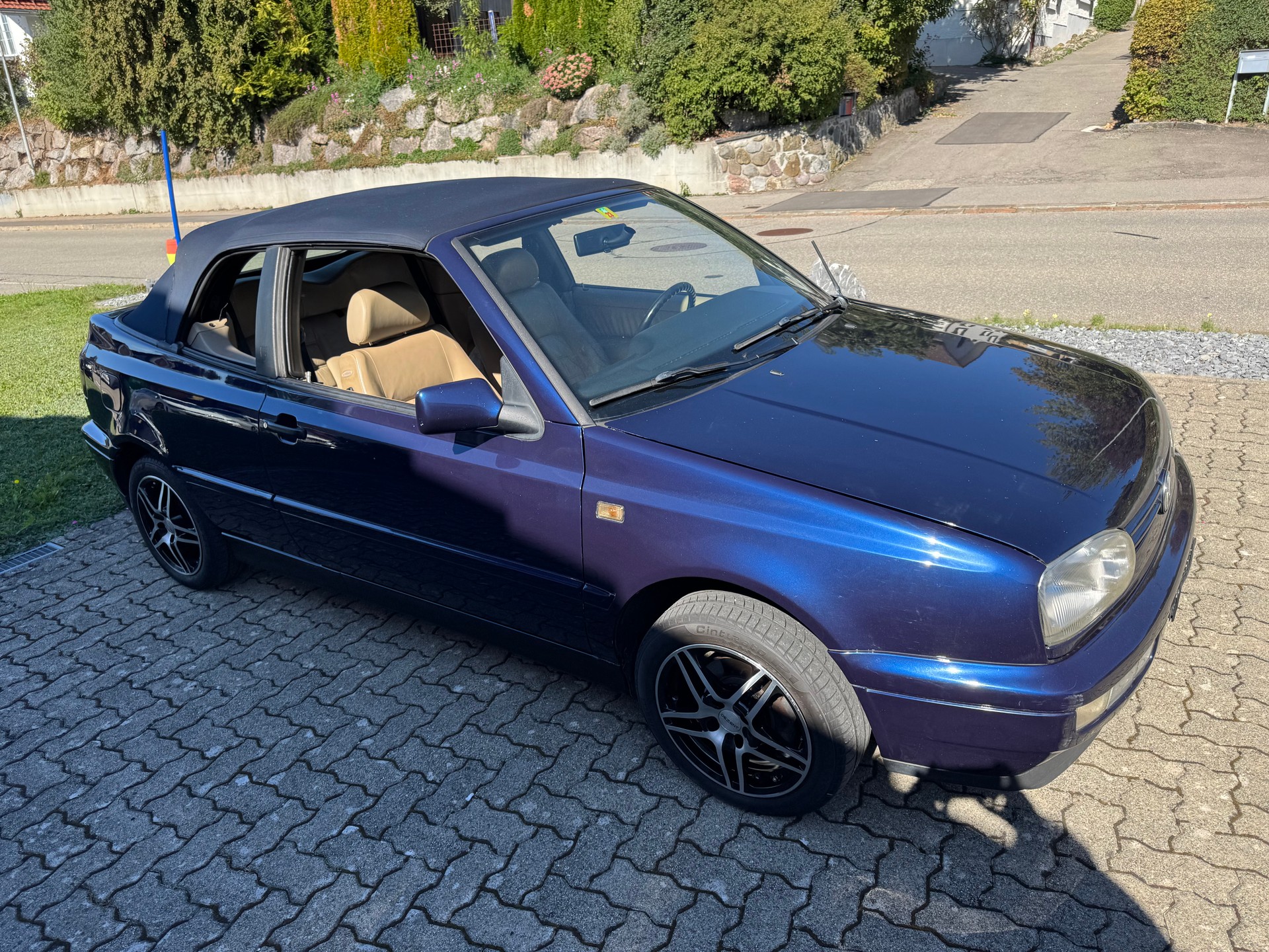 VW Golf Cabriolet 2000 Swiss Classic-image-9